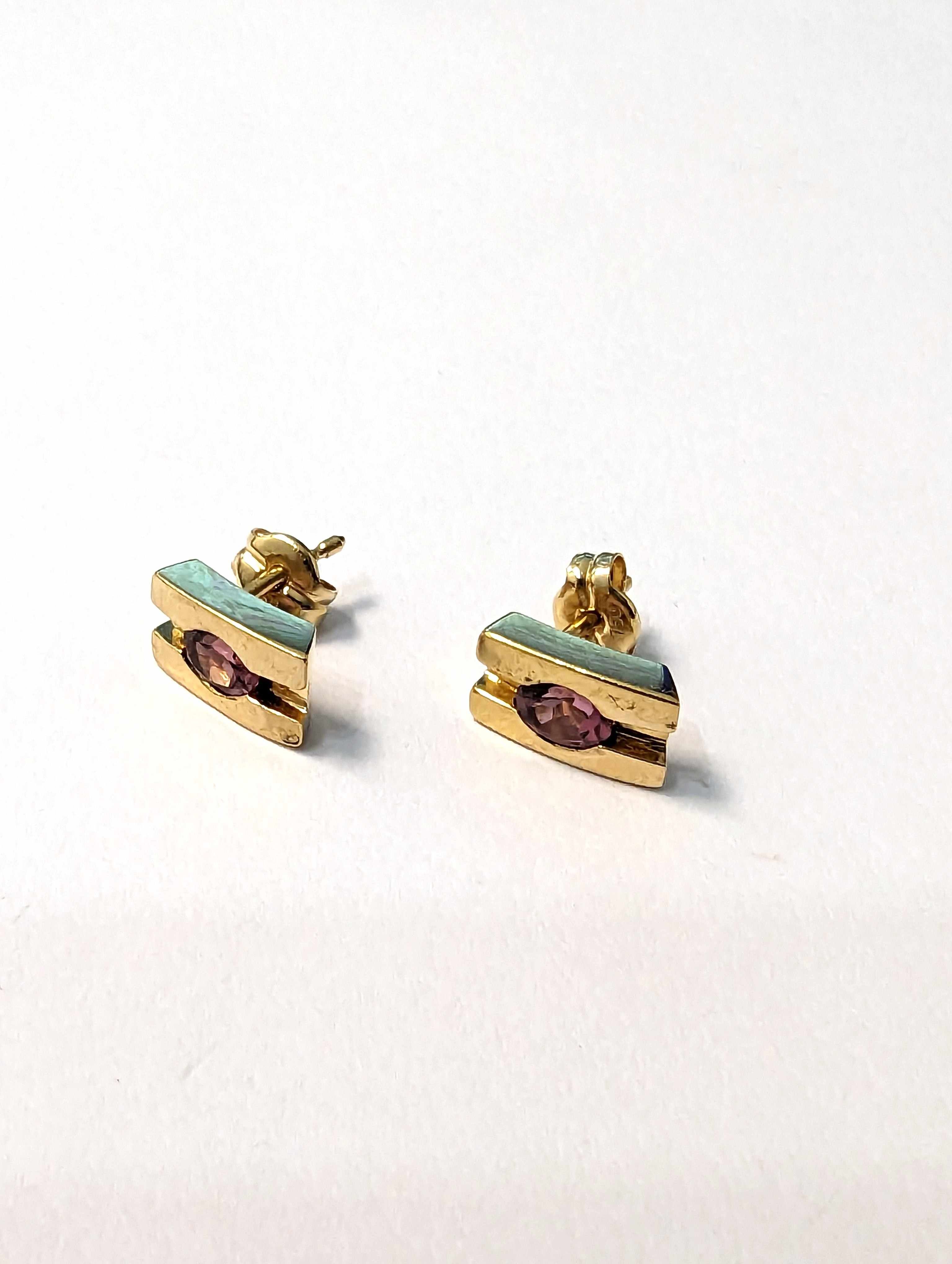 PAIRE DE PUCES D'OREILLES en or (750) et...