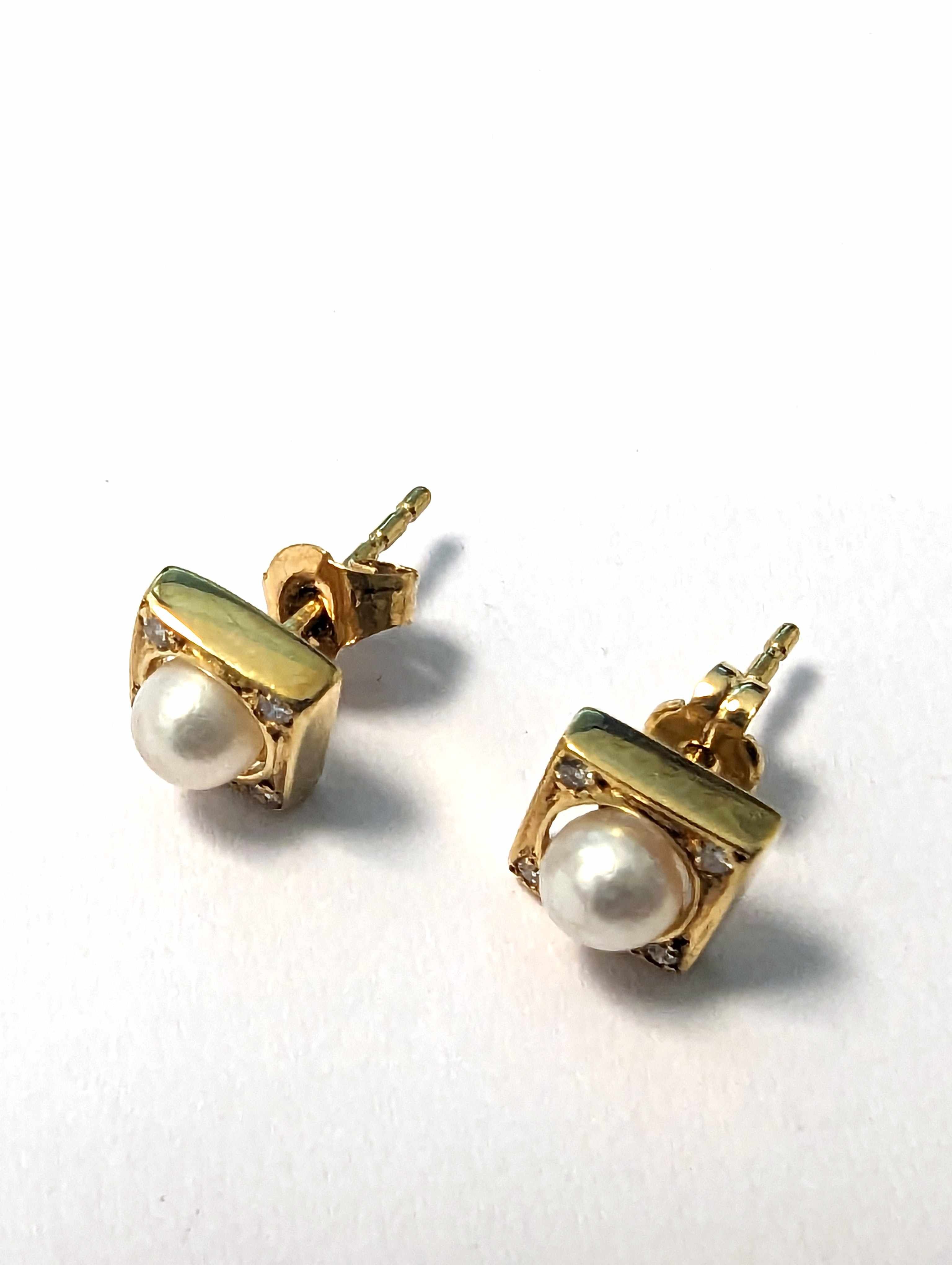 PAIRE DE PUCES D'OREILLES en or jaune (750),...