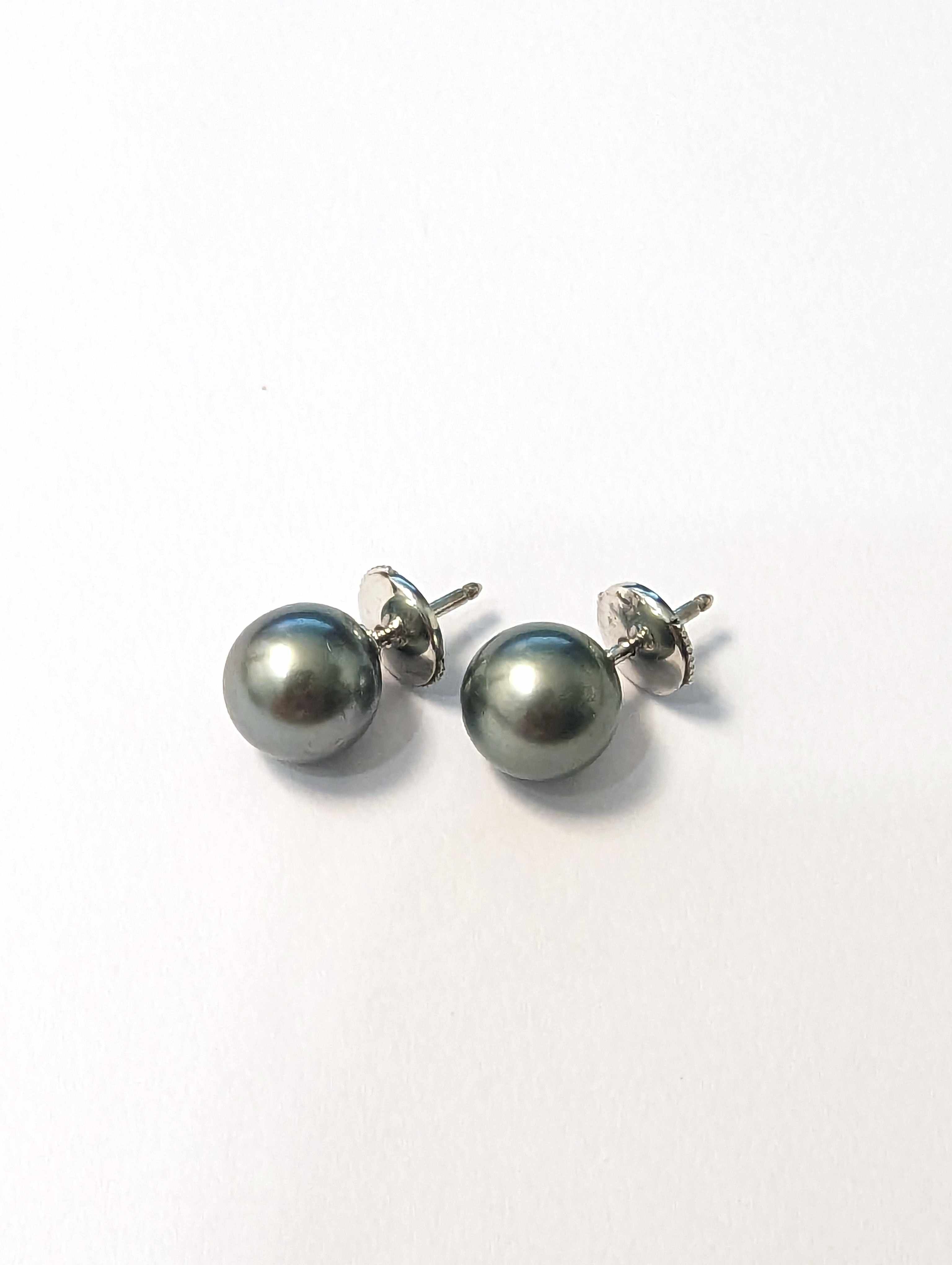 PAIRE DE PUCES D'OREILLES en or gris (750)...