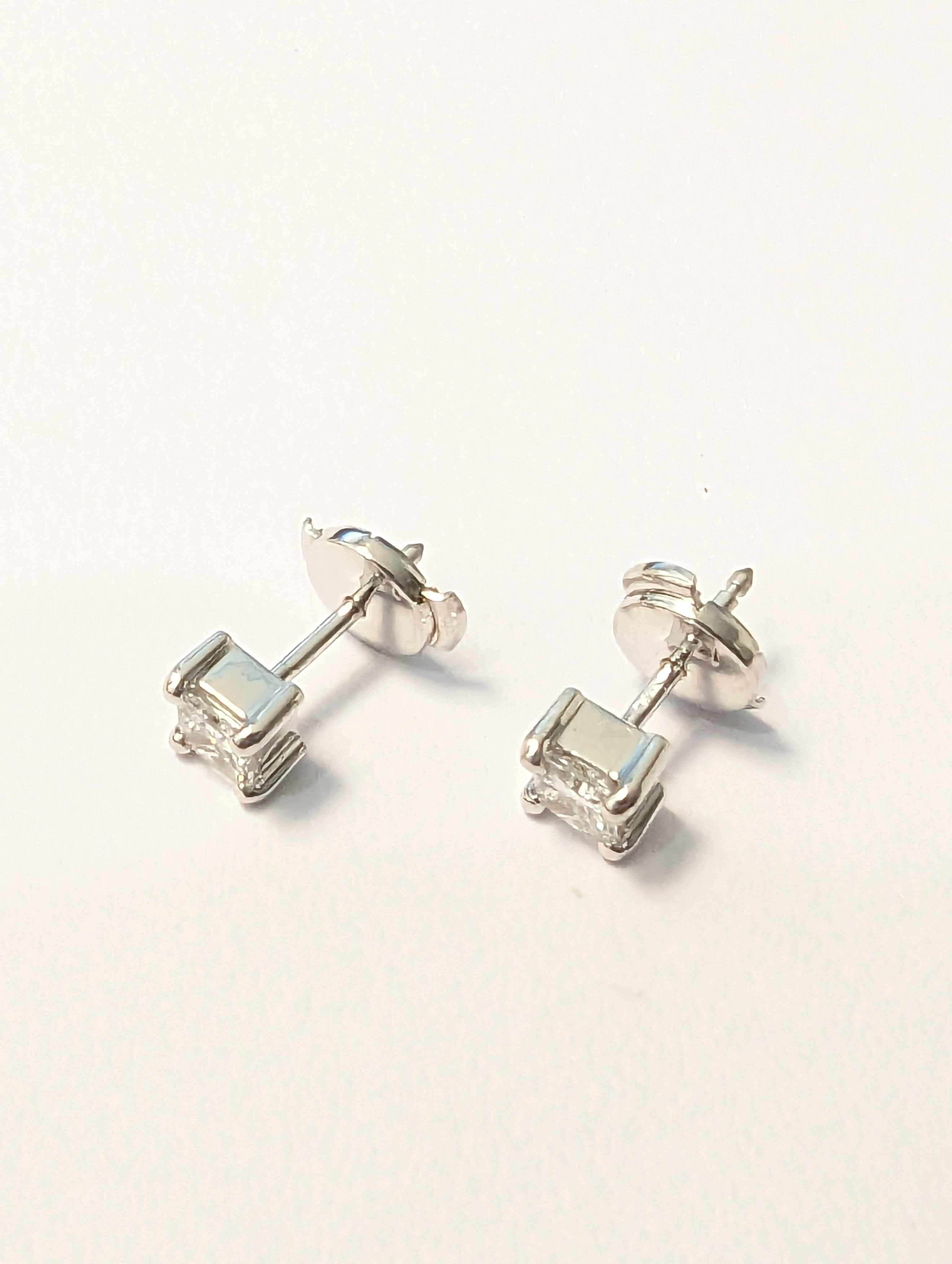 PAIRE DE PUCES D'OREILLES or gris (750) et...