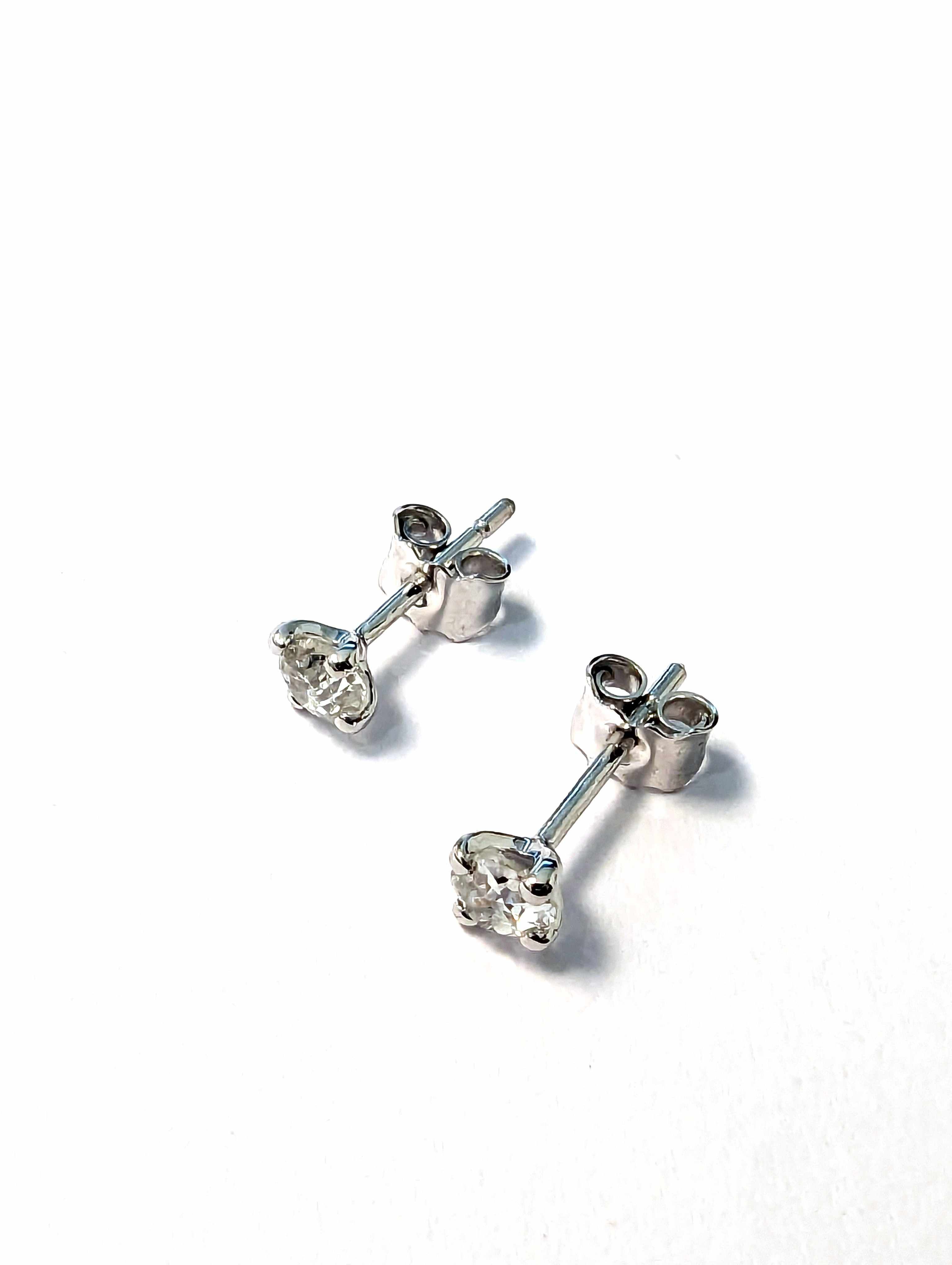 PAIRE DE PUCES D'OREILLES or gris (750) et...