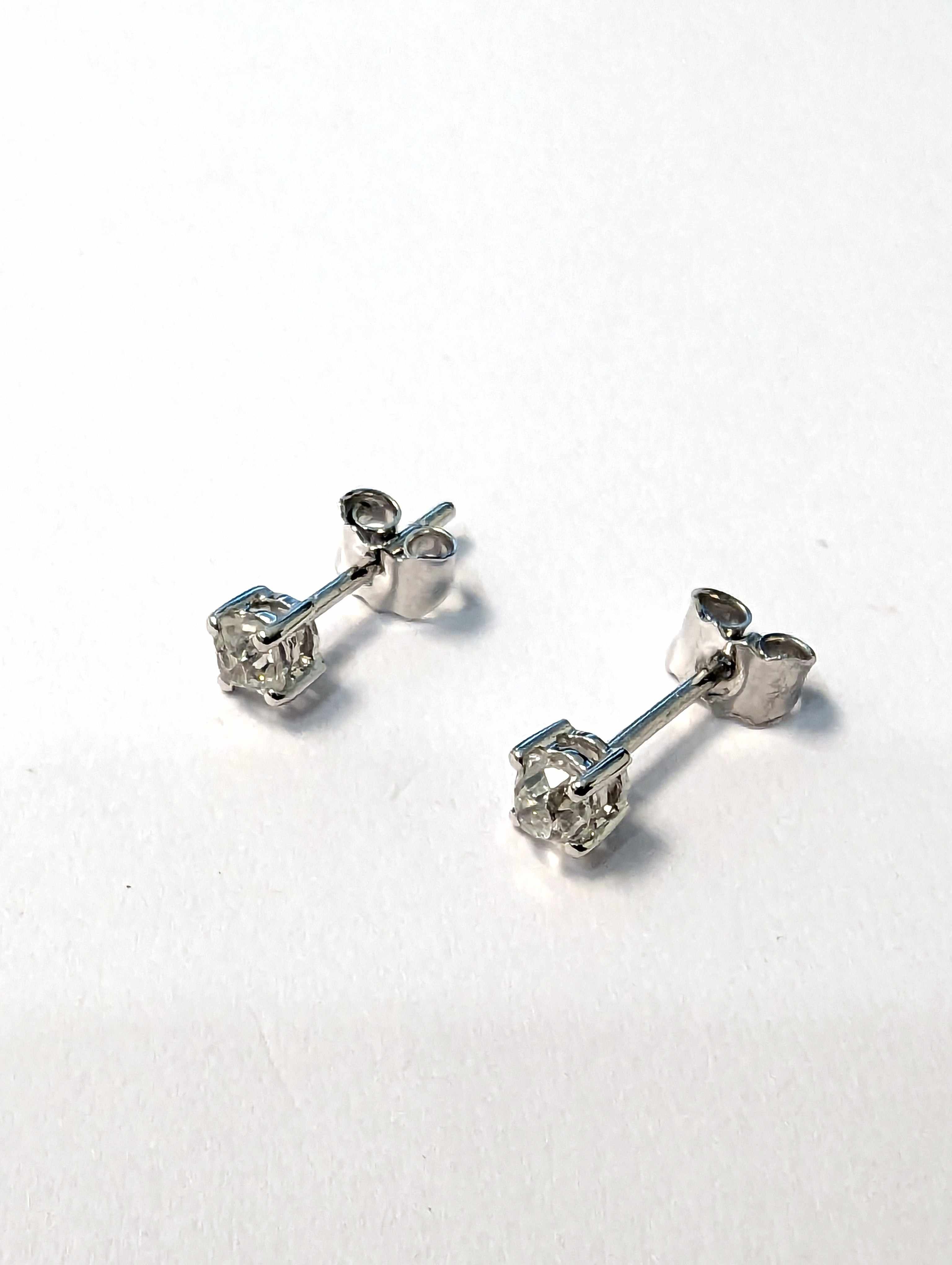 PAIRE DE PUCES D'OREILLES or gris (750) et...