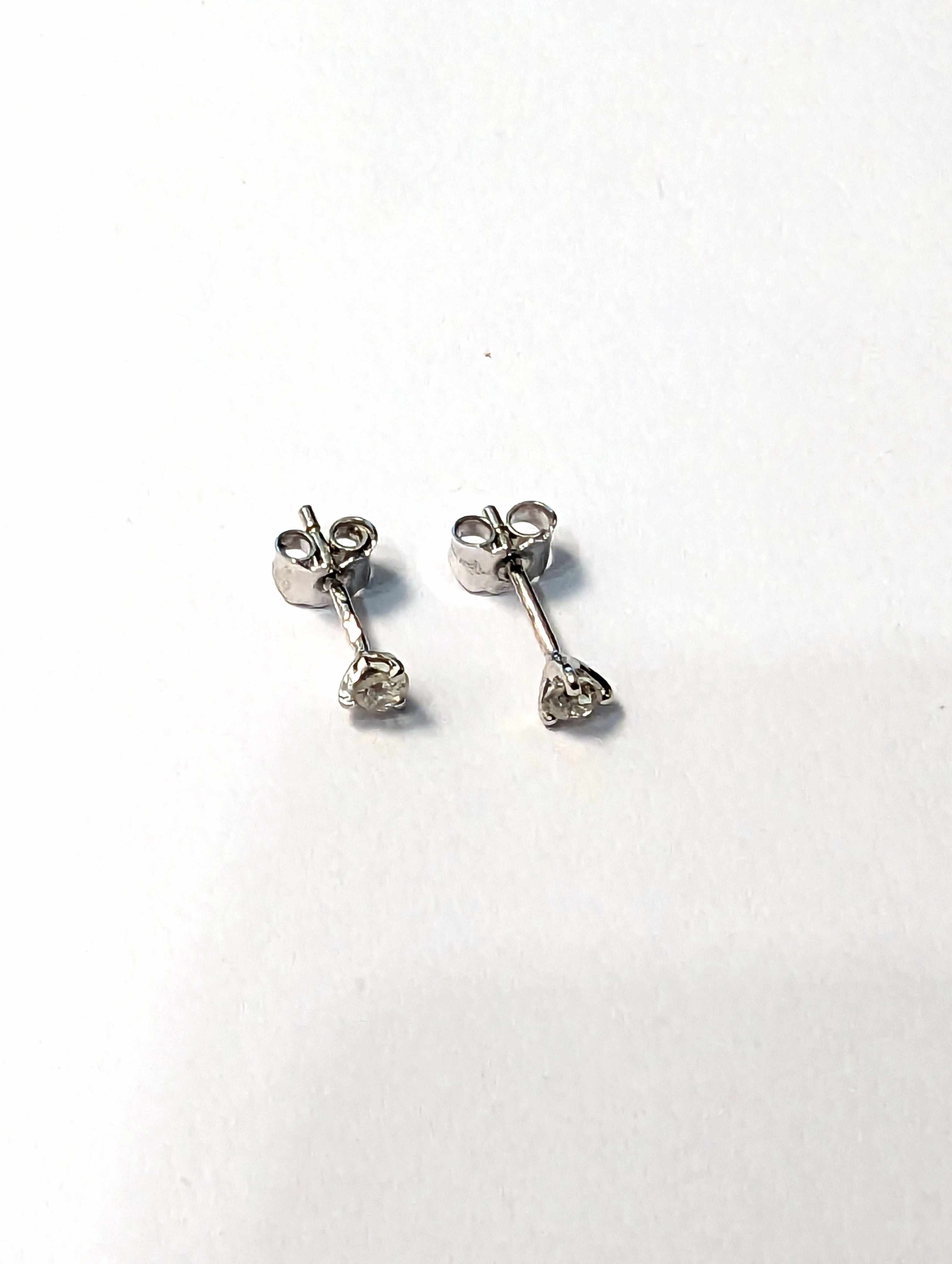 PAIRE DE PUCES D'OREILLES en or gris (750)...