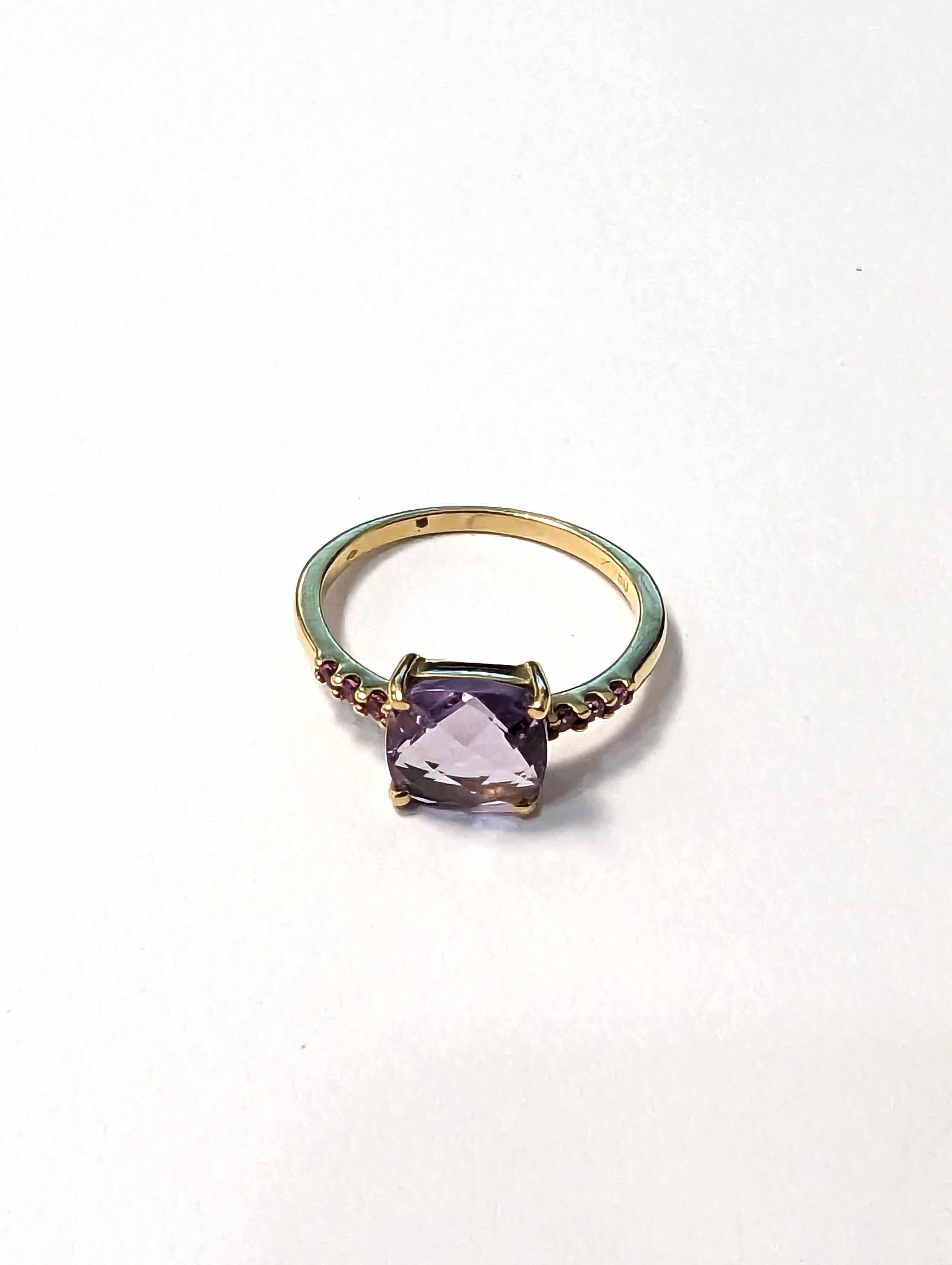 BAGUE en or jaune (750), améthyste centrale...