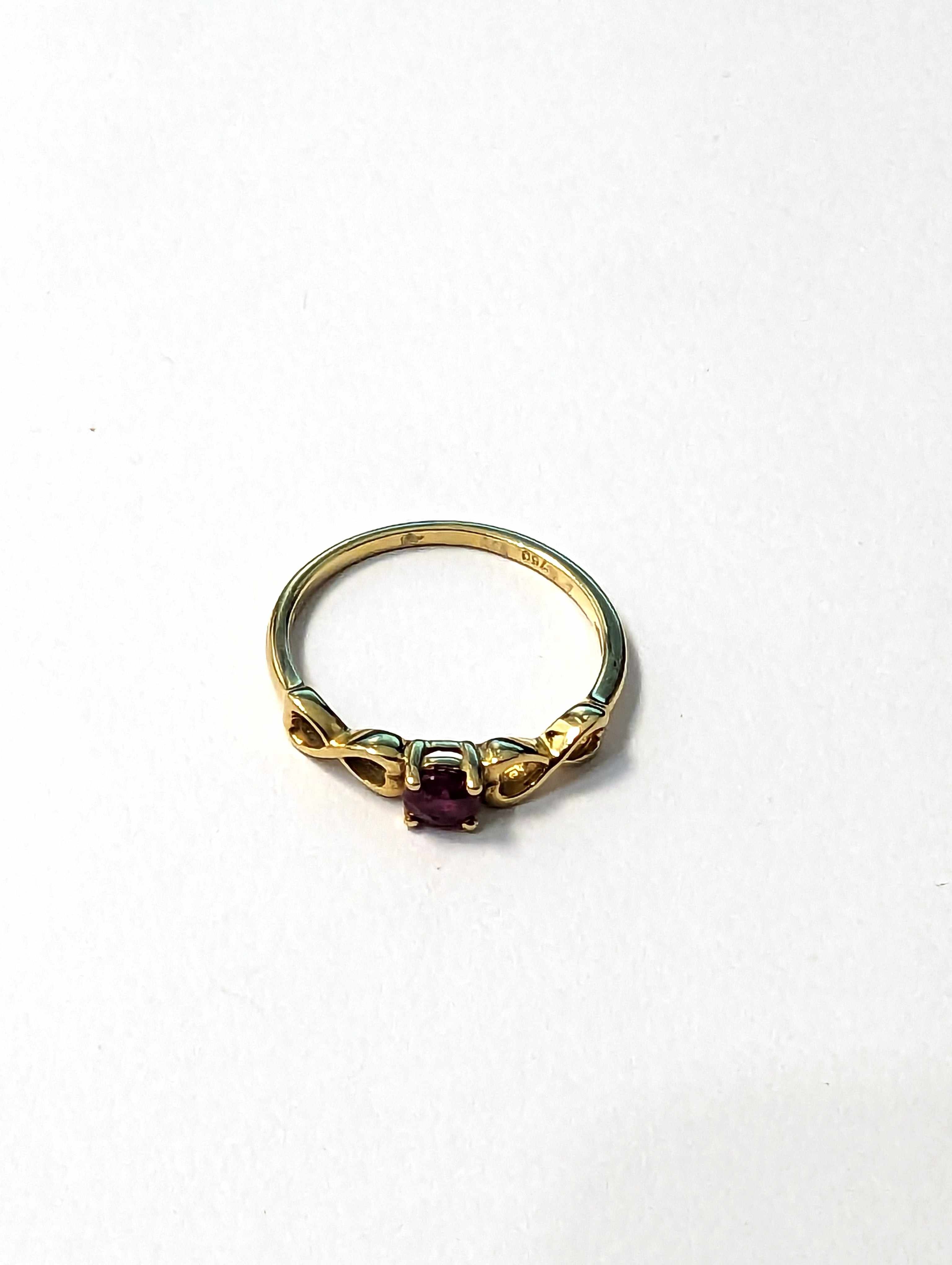 BAGUE en or jaune (750) et rubis ovale. Epaulement...