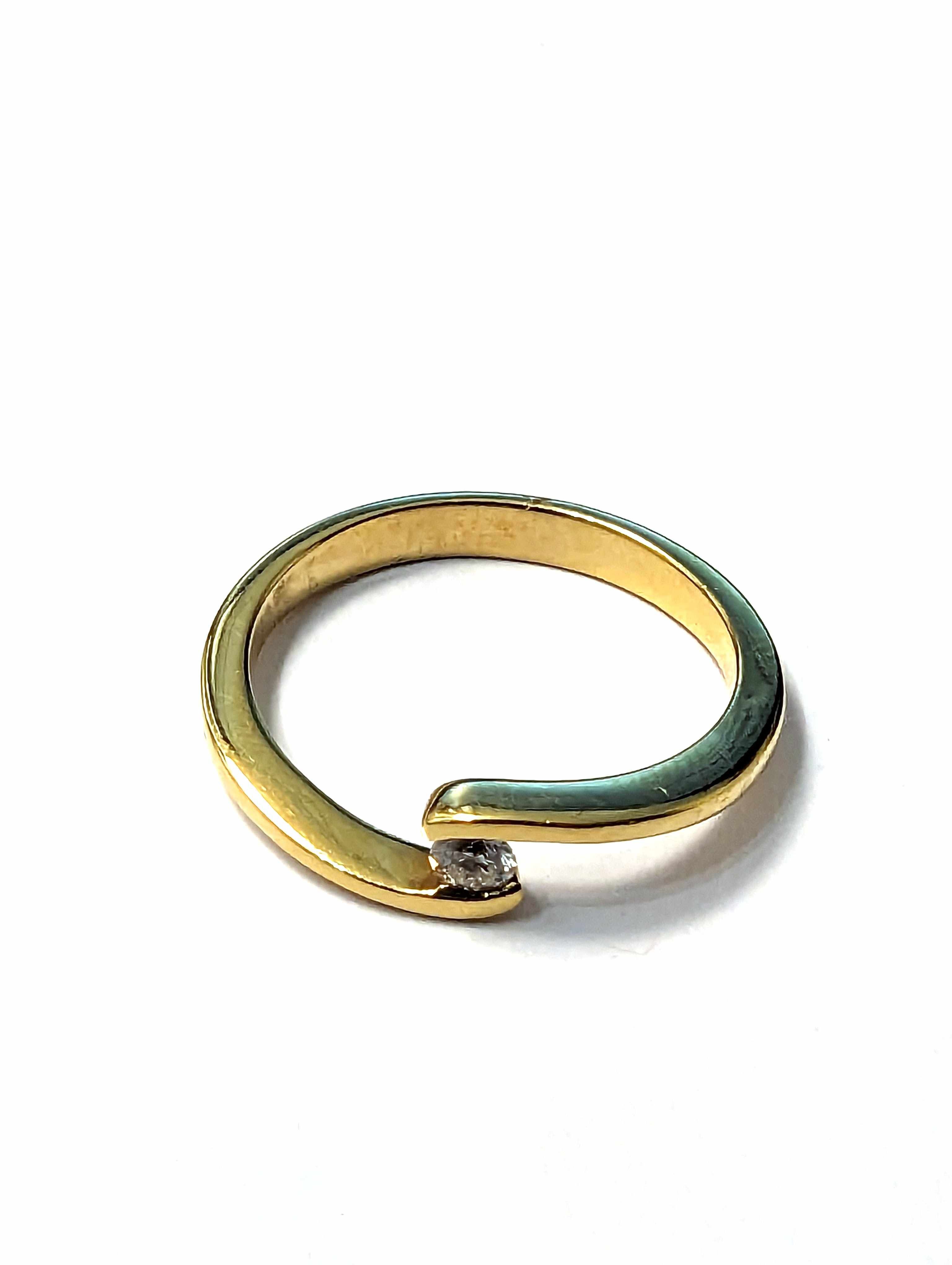 BAGUE en or jaune (750) et petit diamant...
