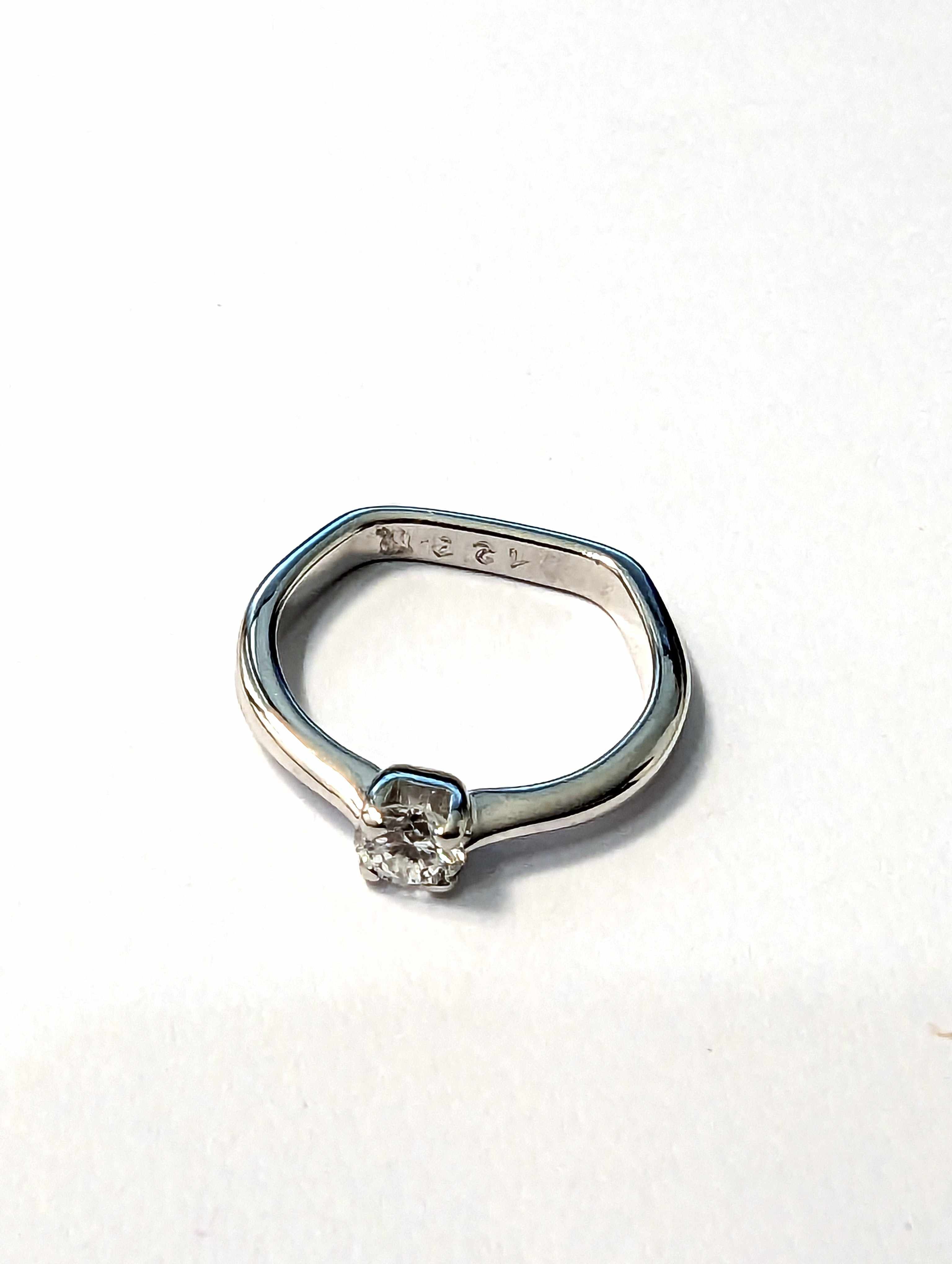 SOLITAIRE en or gris (750) et diamant taille...