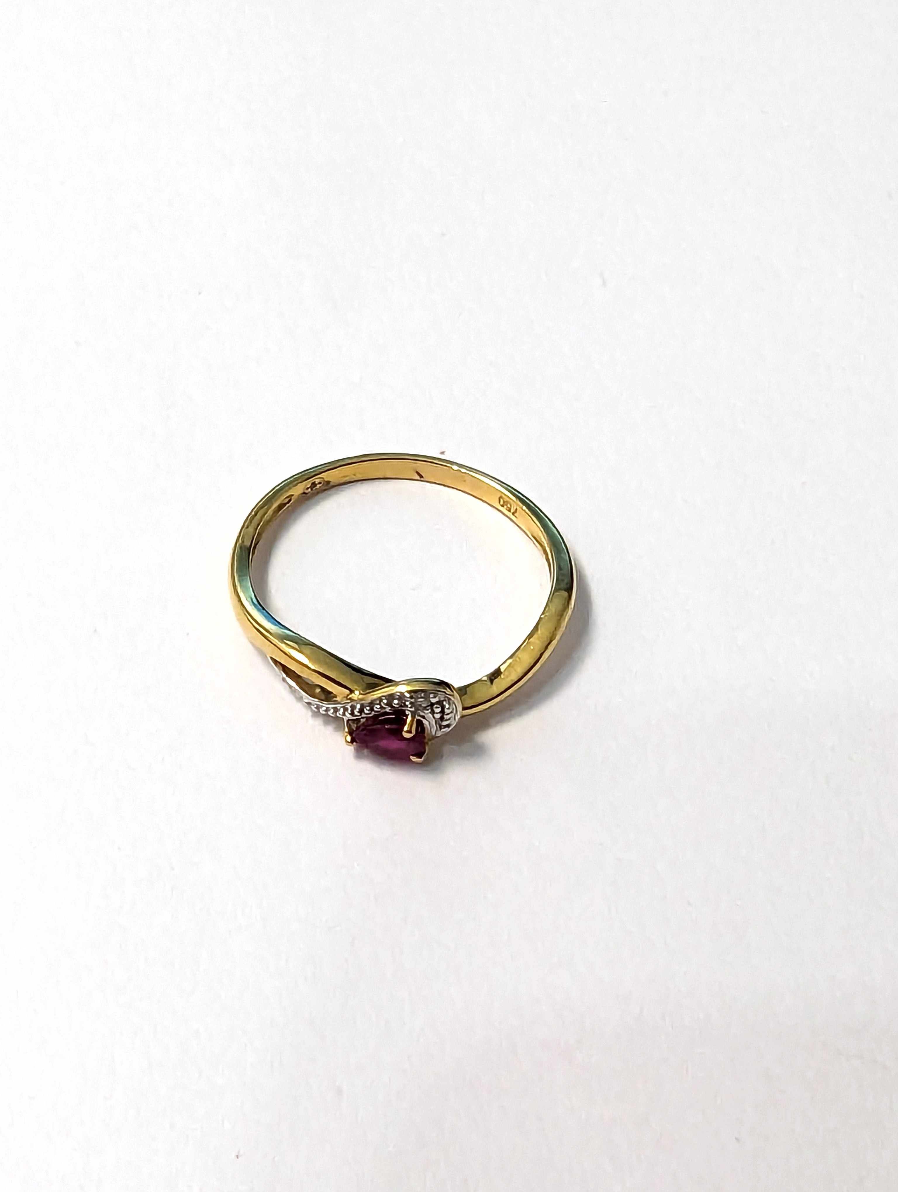BAGUE en or jaune (750) motif rubis et petit...