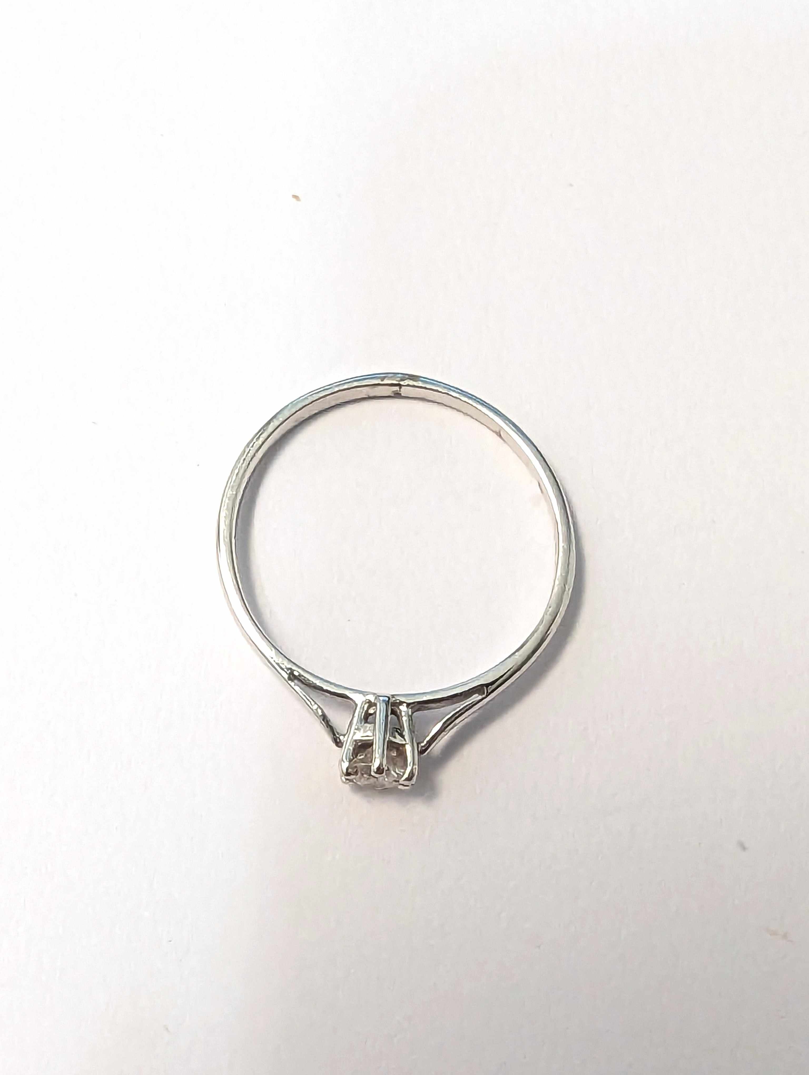 SOLITAIRE en or gris (750) et diamant taille...
