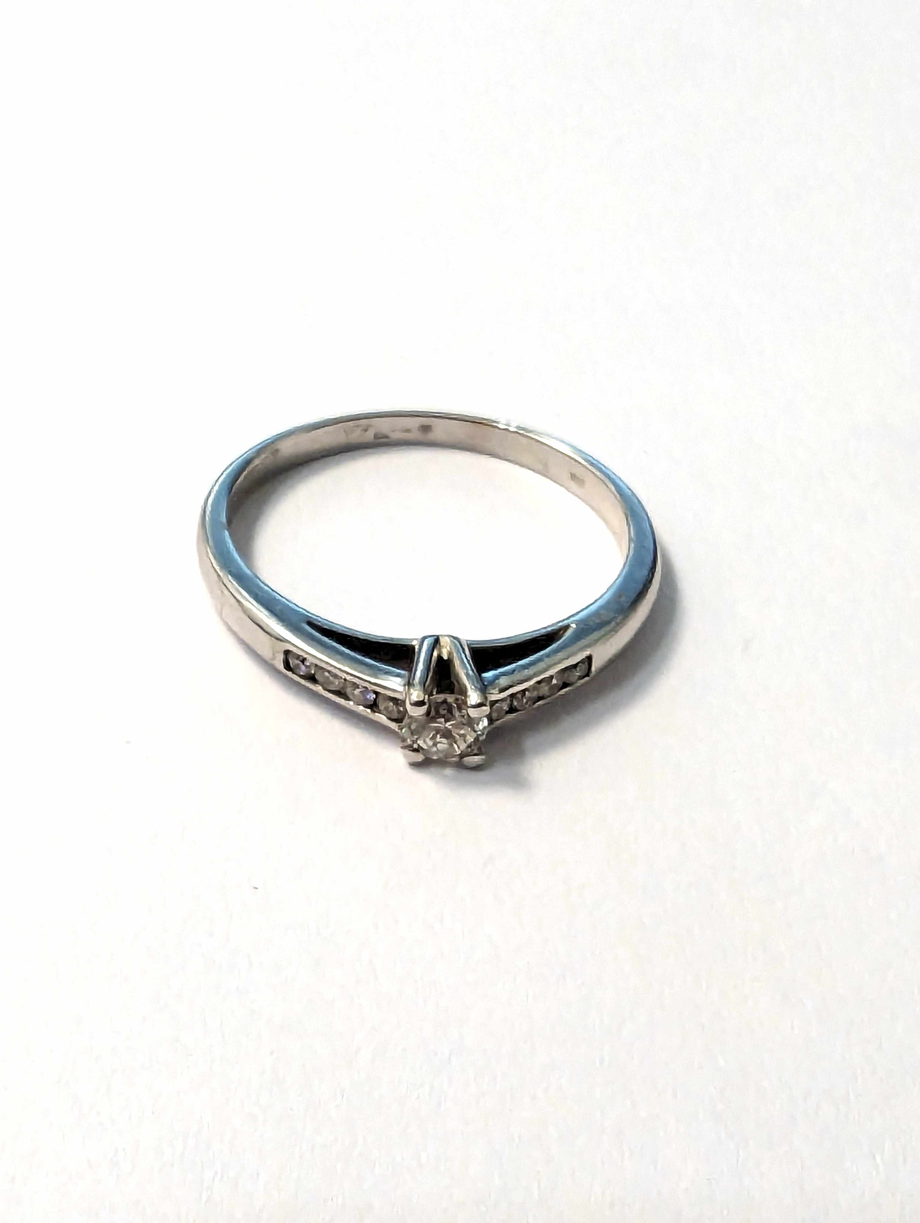 SOLITAIRE en or gris (750), diamant taille...