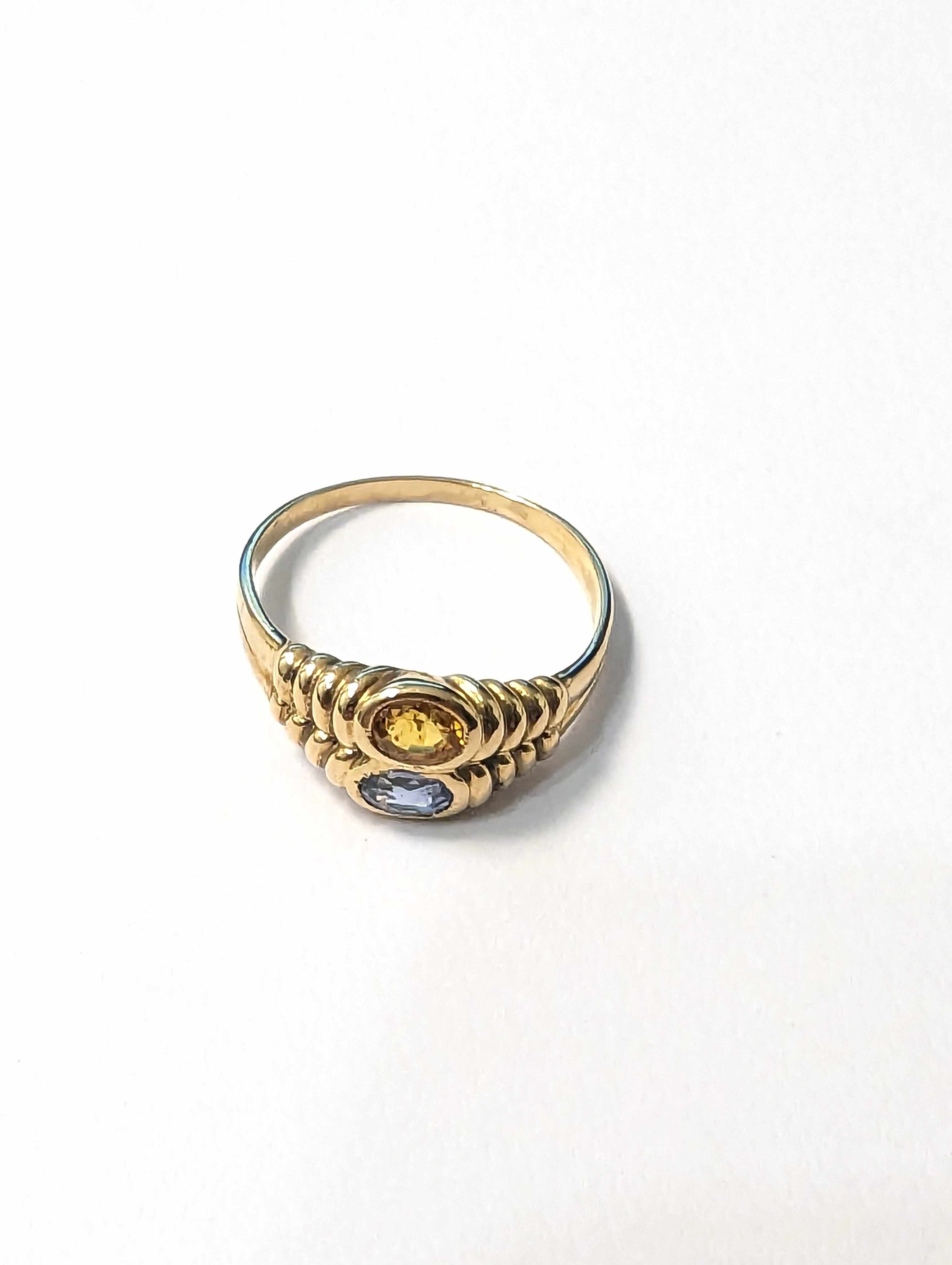 BAGUE en or jaune (750), saphir bleu et saphir...
