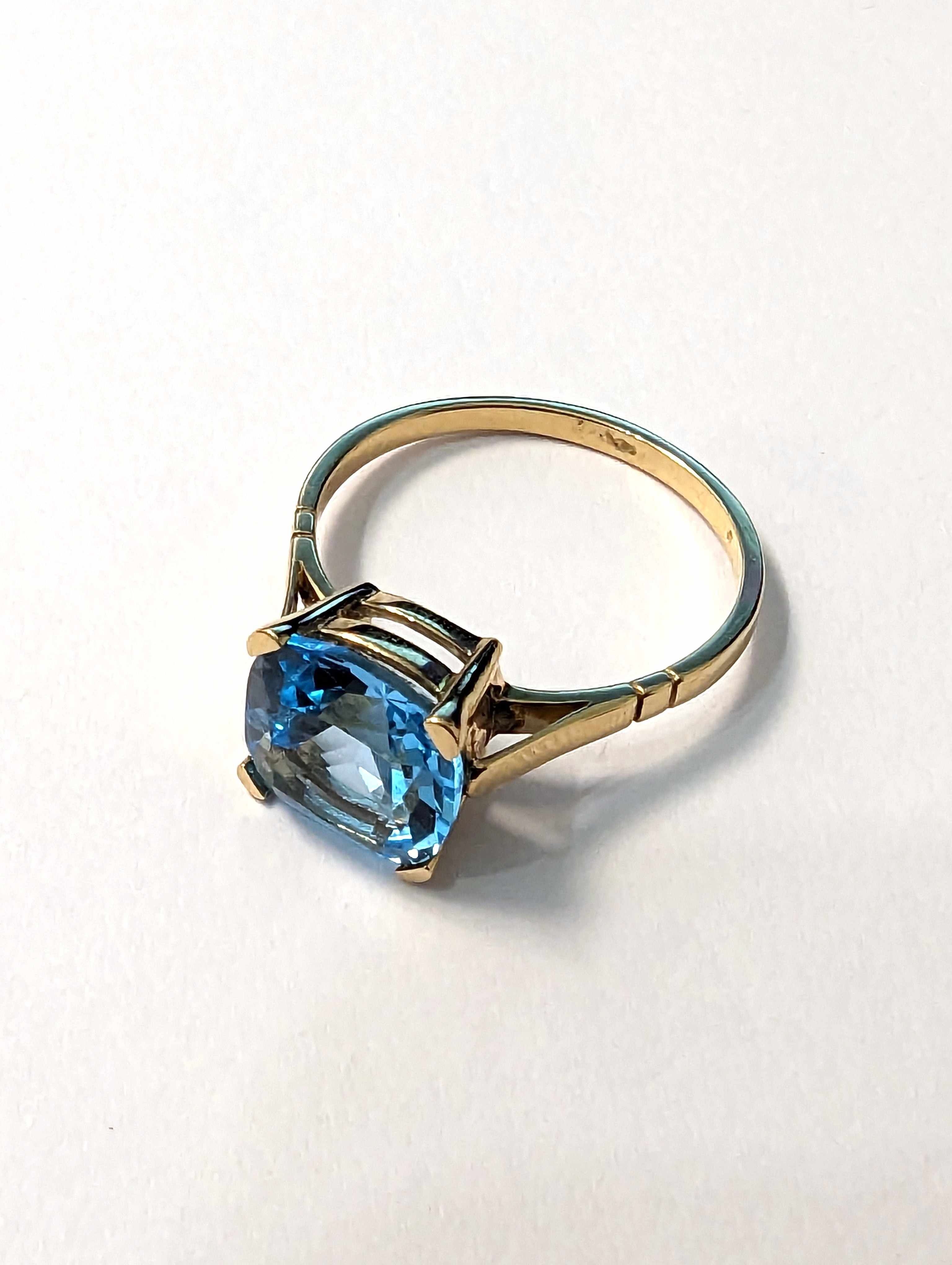 BAGUE en or jaune (750) et topaze coussi...
