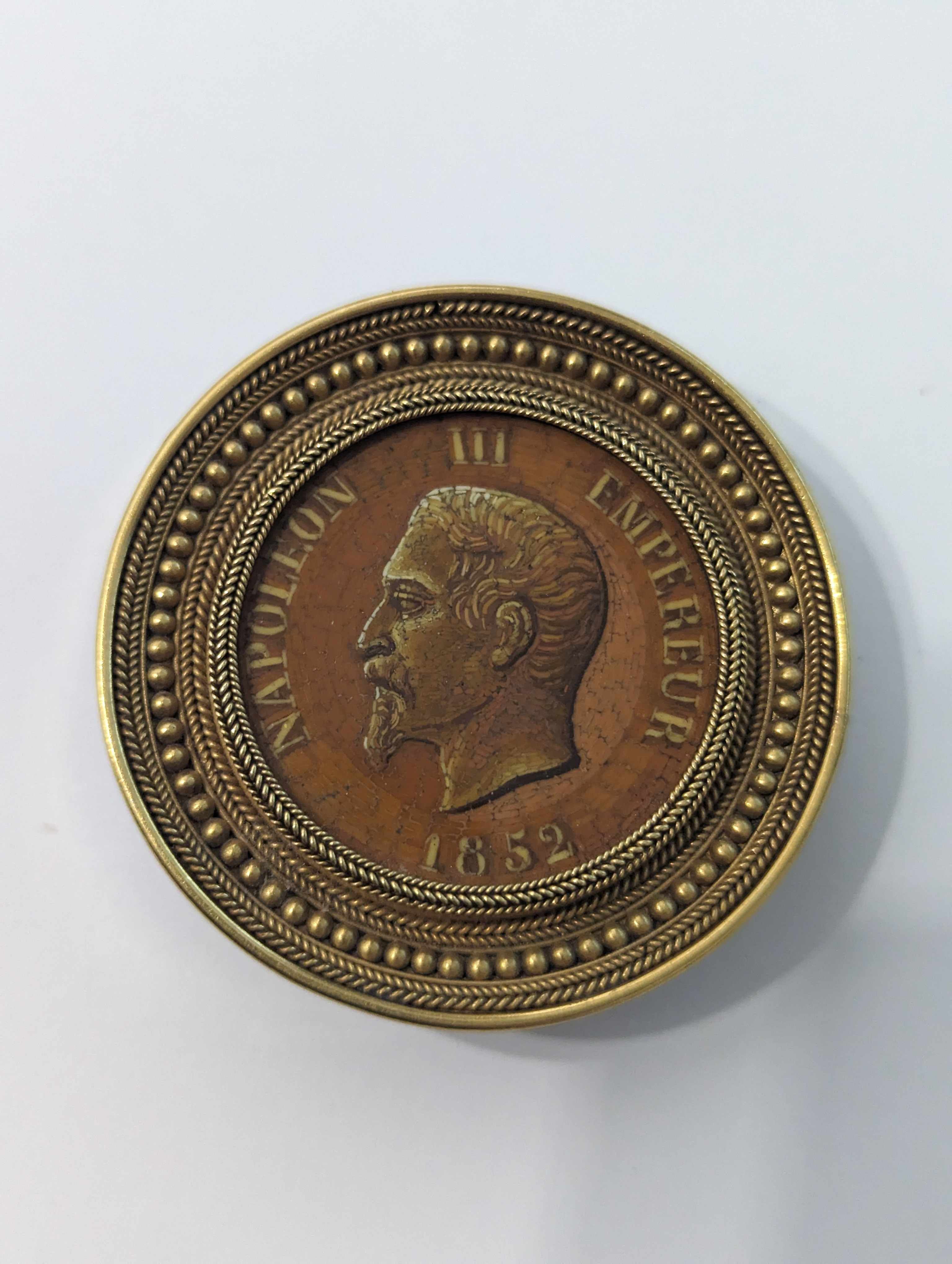 BROCHE RONDE en or jaune (750) à décor d'une...
