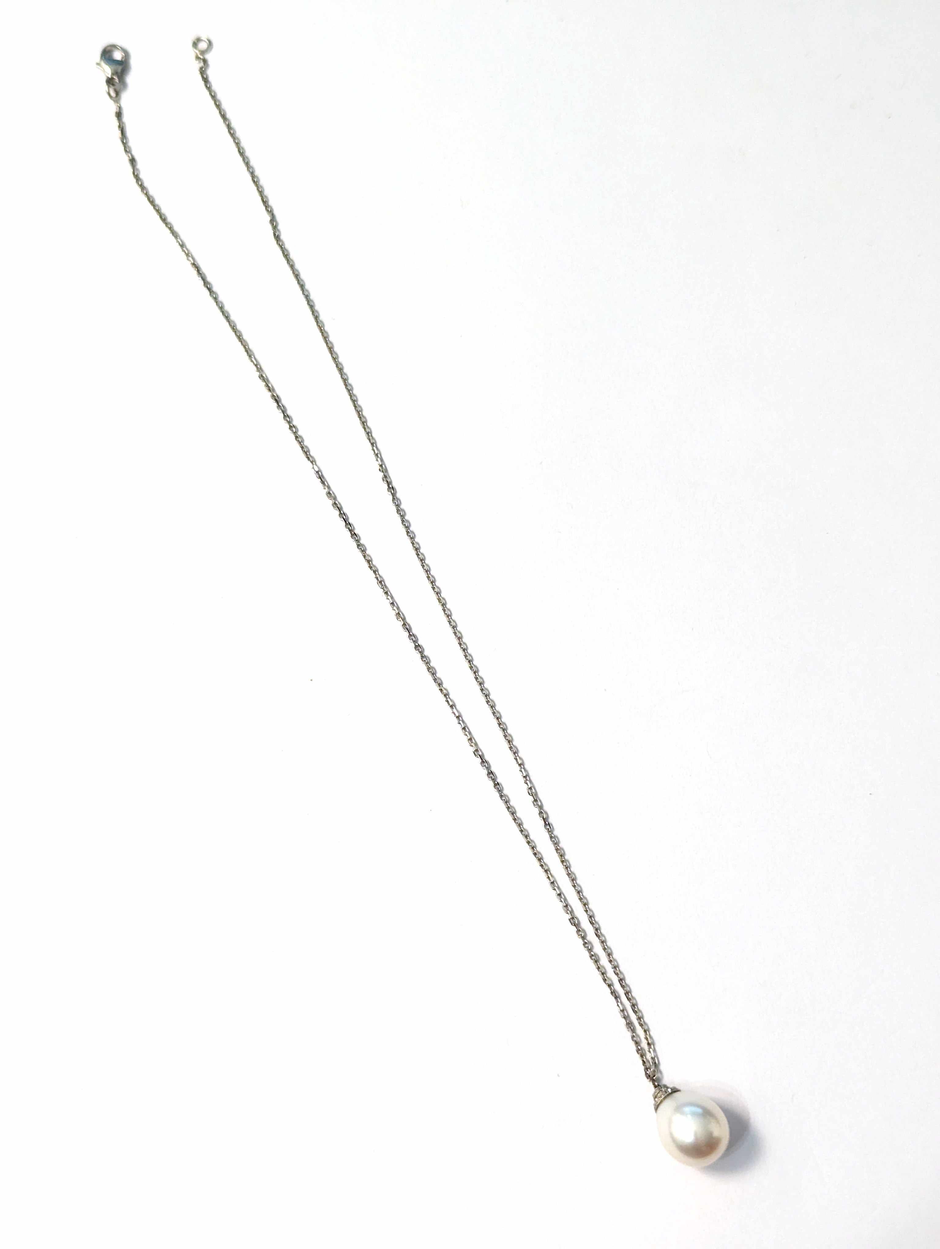 CHAINE en or gris (750) à motif d'une perle...