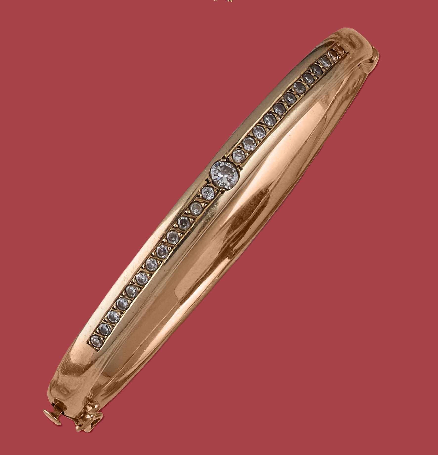 BRACELET RIGIDE en or jaune (750) serti d'un...