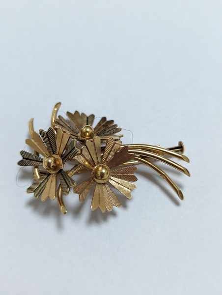BROCHE A TROIS FLEURS en or jaune (750).Poids...