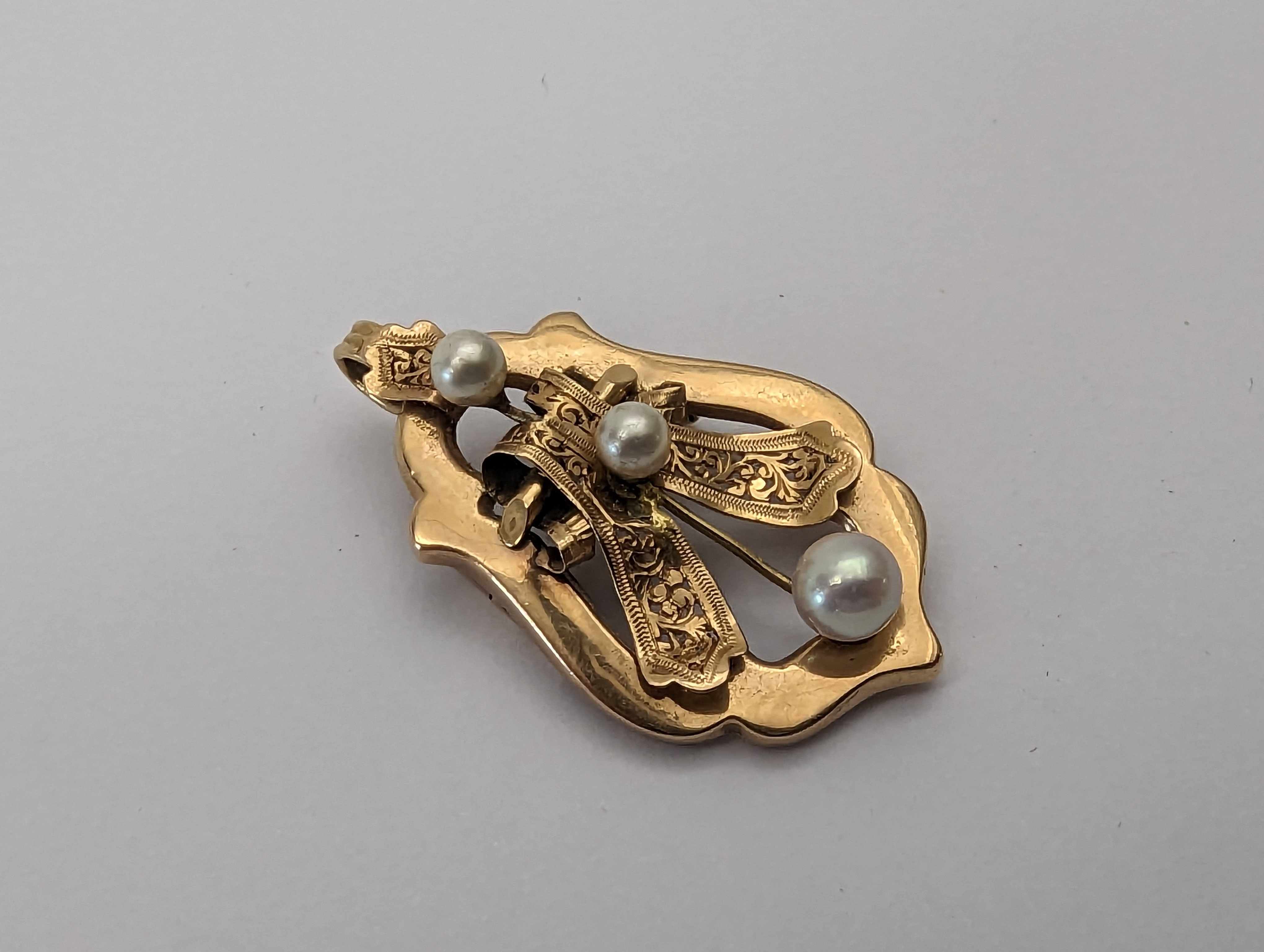 PENDENTIF BROCHE écusson en or jaune (750)...