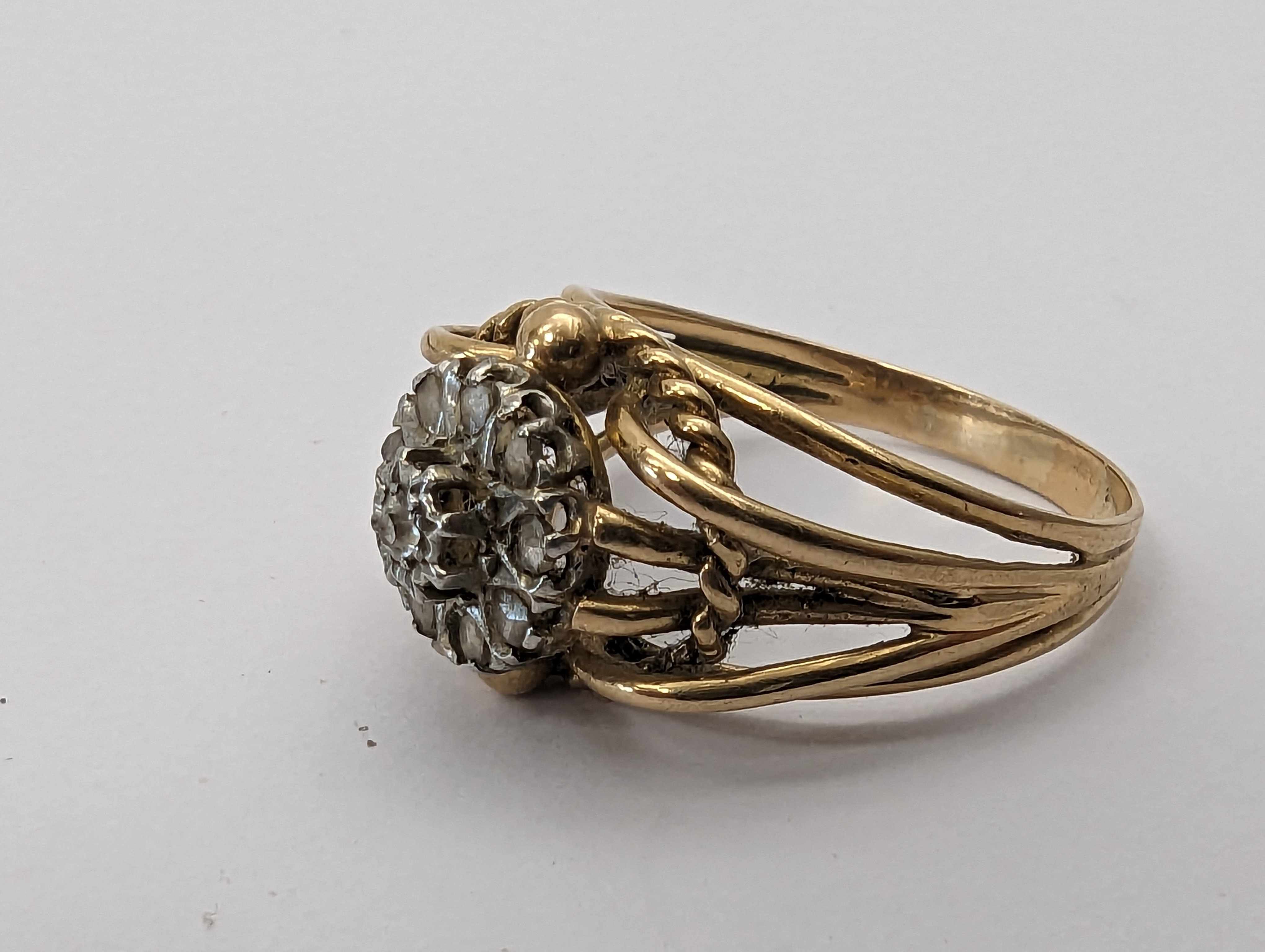 BAGUE en or jaune (750) sertie d'un diamant...