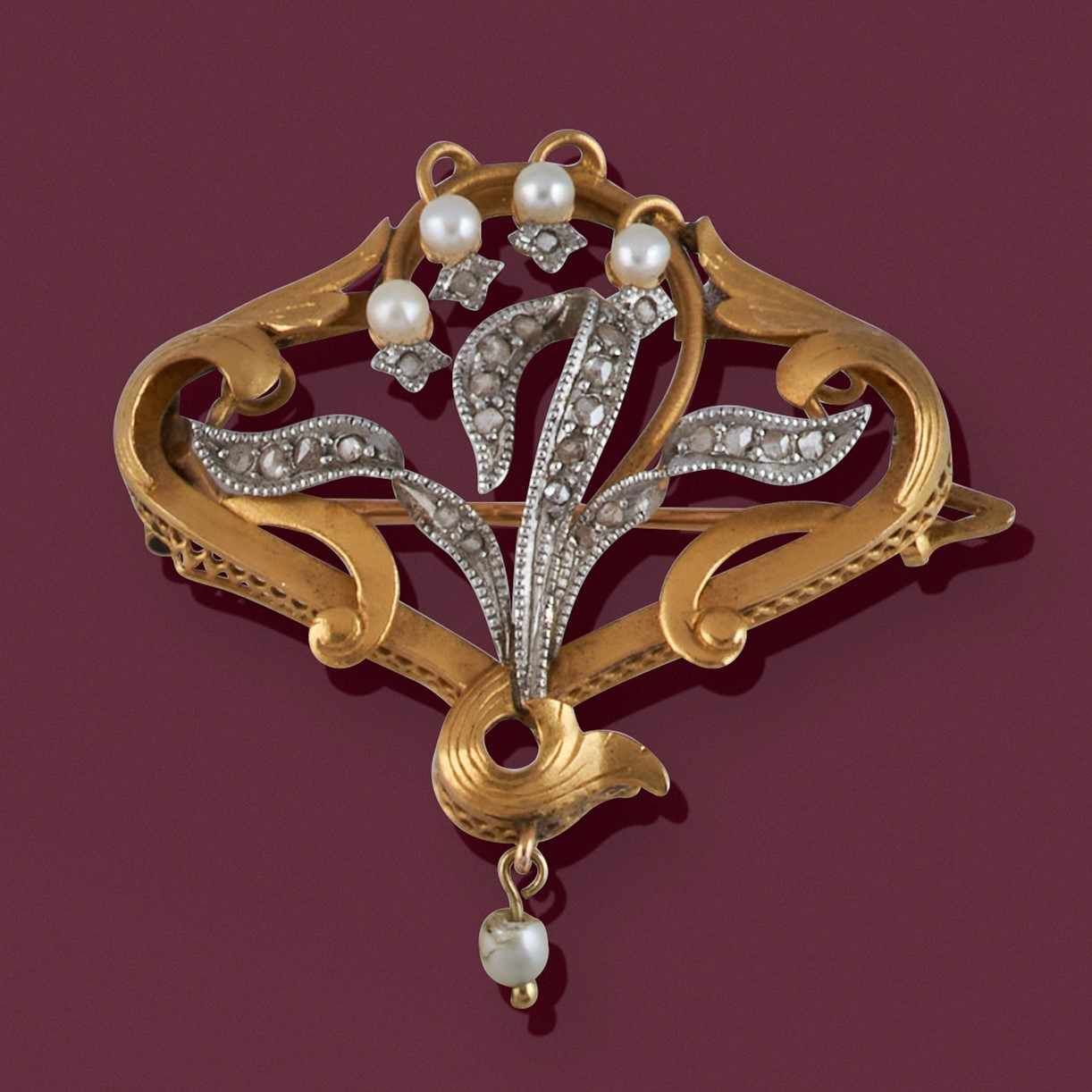 BROCHE en or jaune (750) ajourée sertie de...