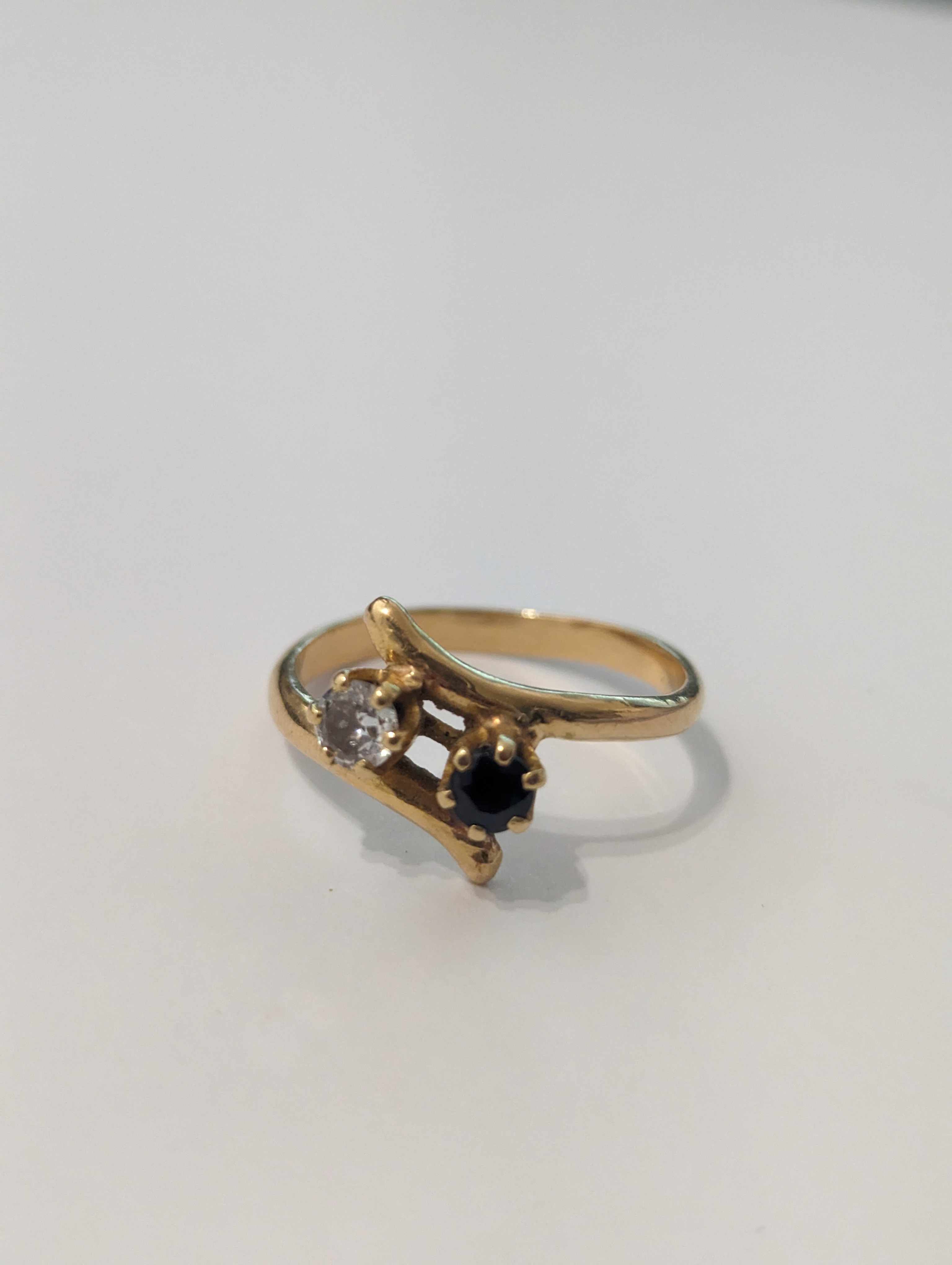 BAGUE en or jaune (750) sertie d'un toi et...