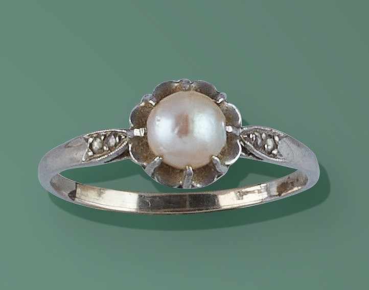 BAGUE en platine (850) sertie d'une perle...