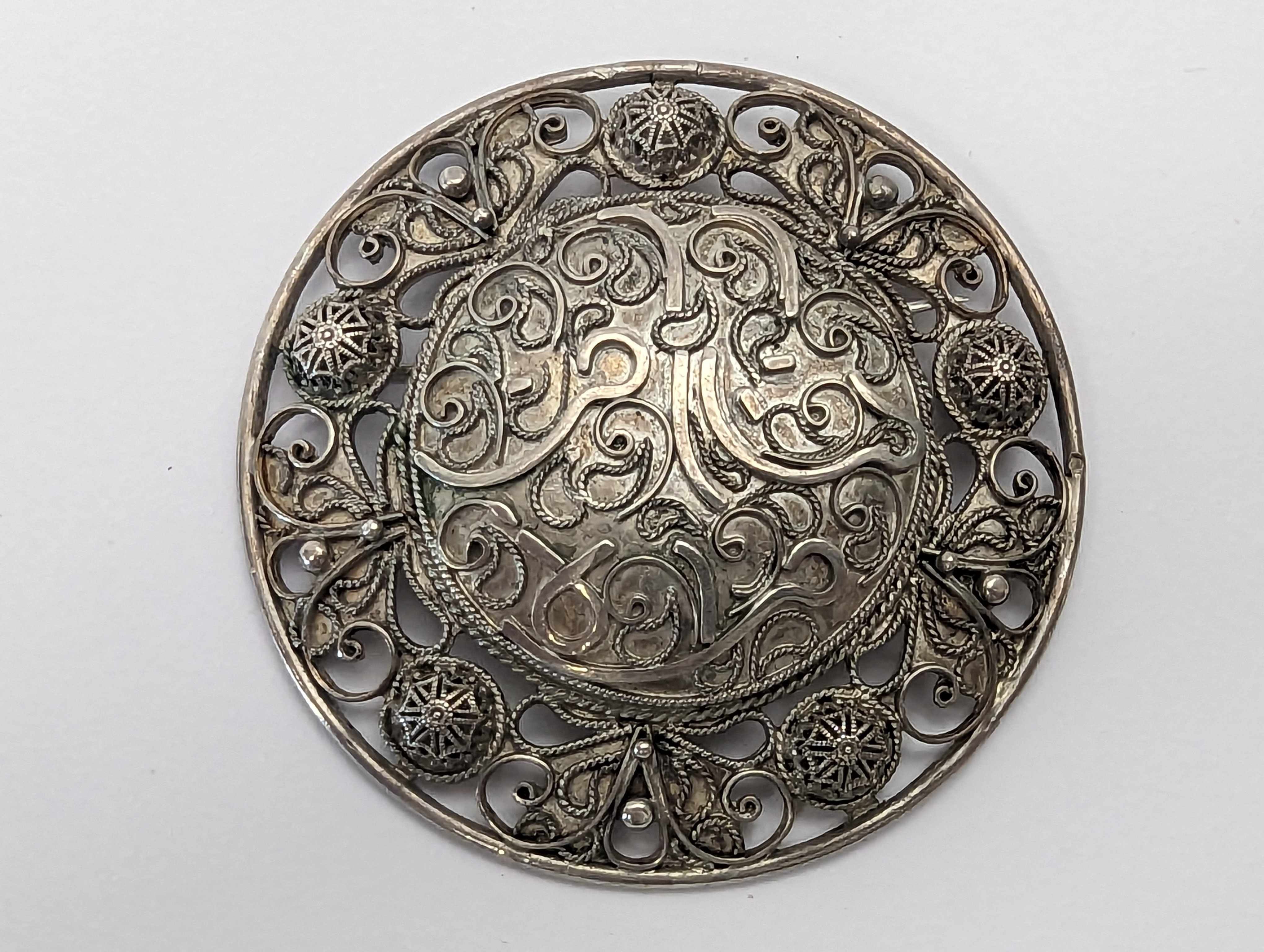 BROCHE PENDENTIF RONDE en argent (950) ciselé...