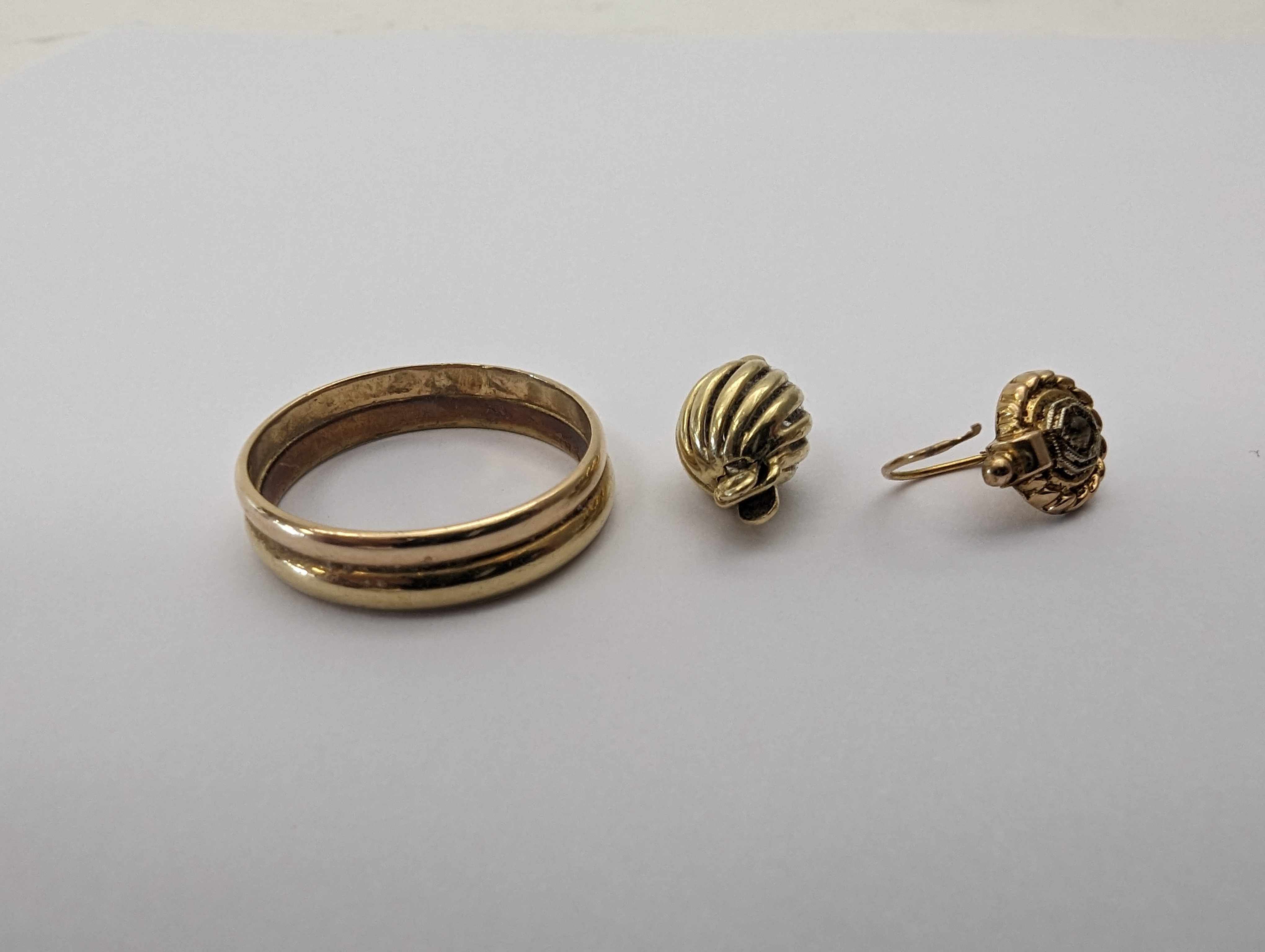 LOT D'OR JAUNE (750): DEUX MORCEAUX D'OR...