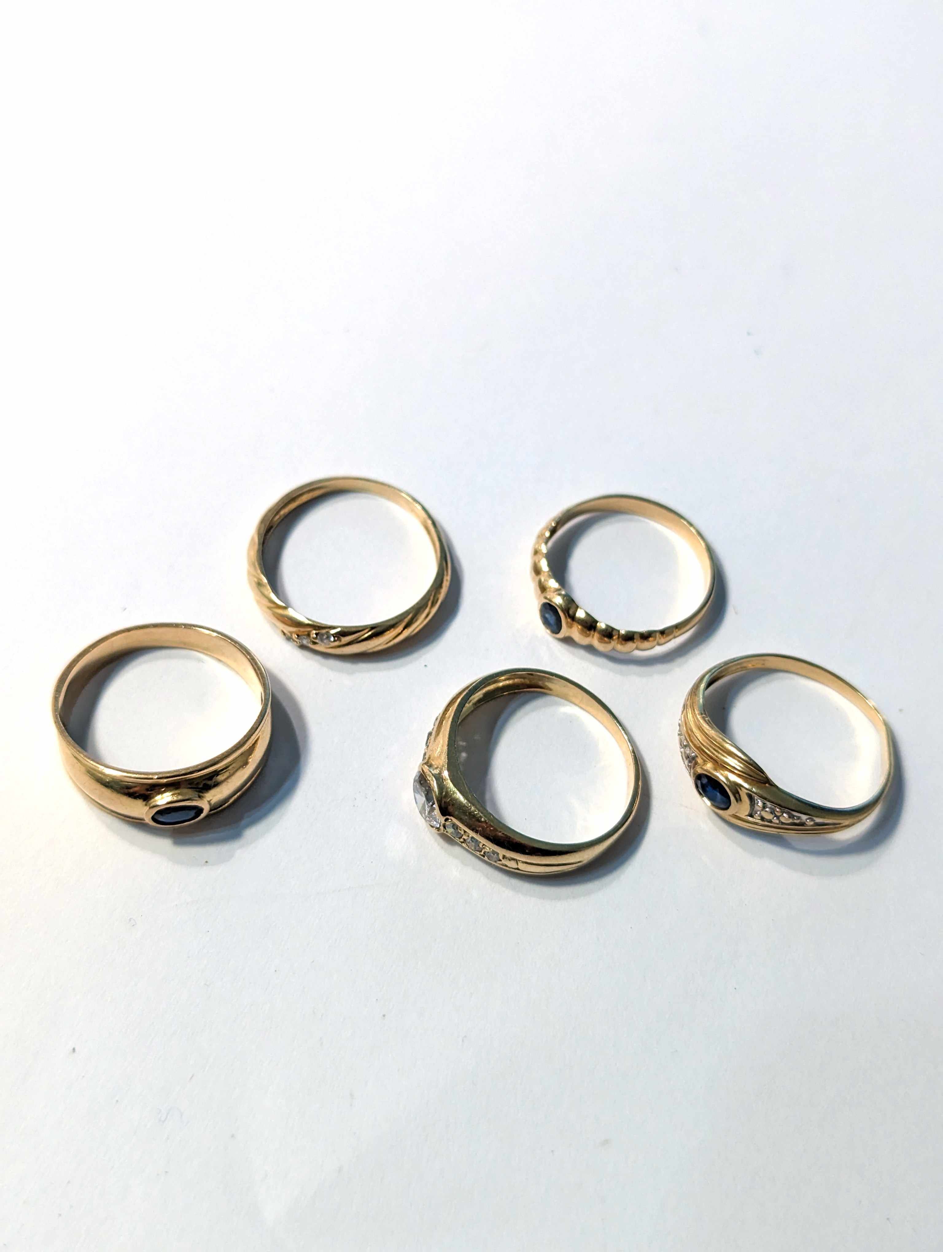 LOT DE CINQ BAGUES en or jaune (750), saphirs...