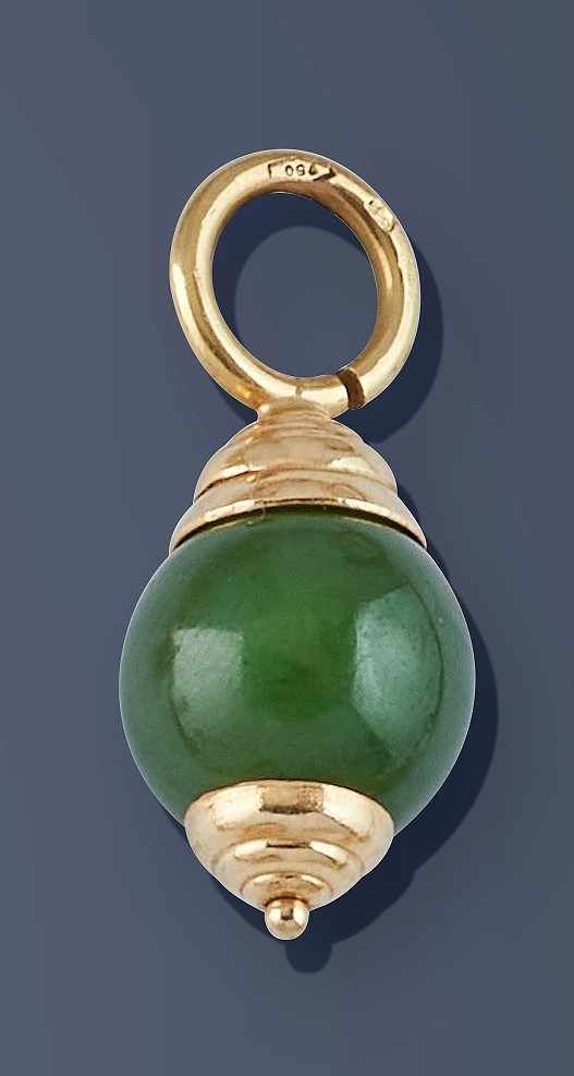 PENDENTIF BOULE en or jaune (750) et jade...