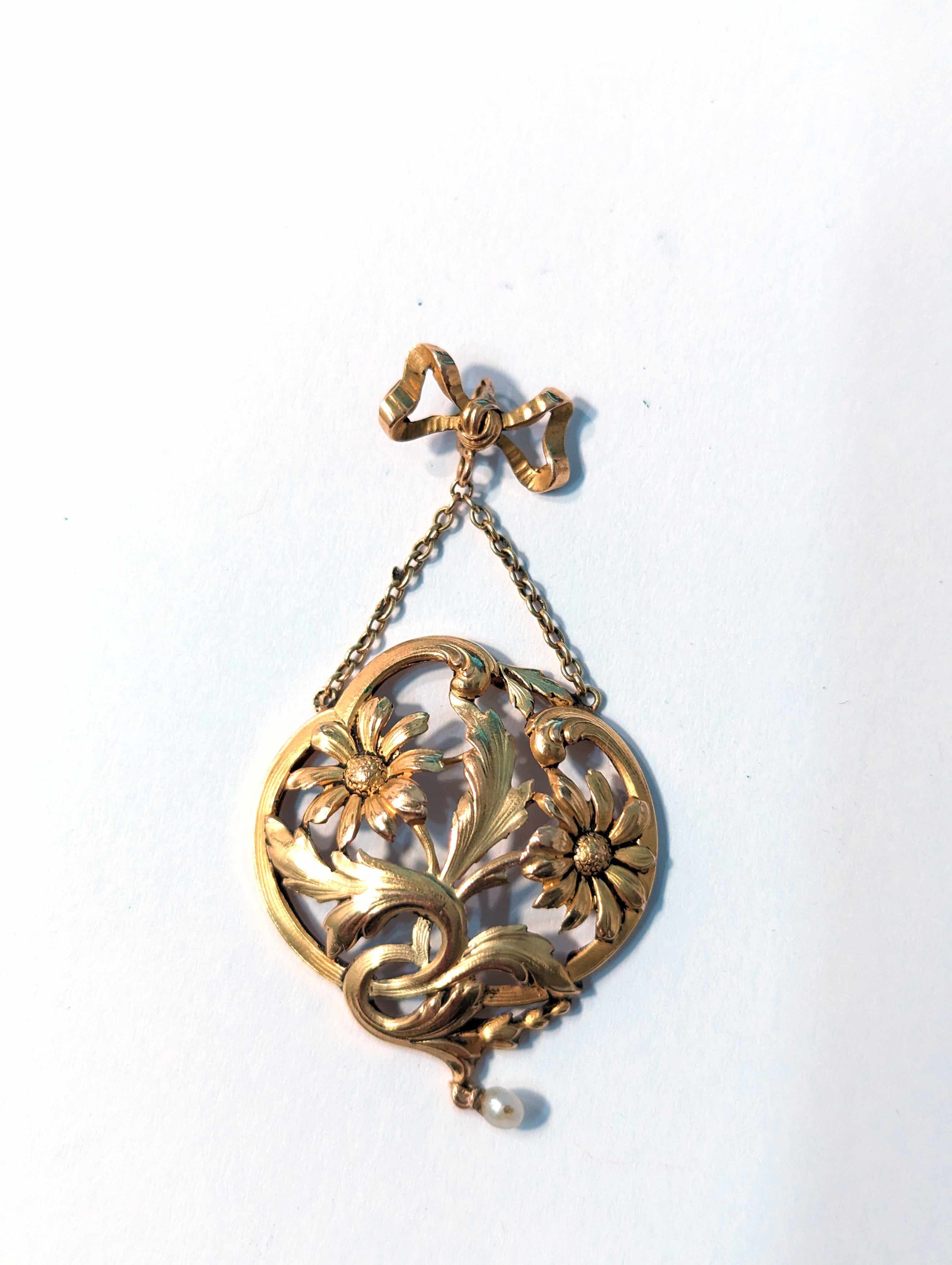 PENDENTIF ART NOUVEAU en or jaune (750),...