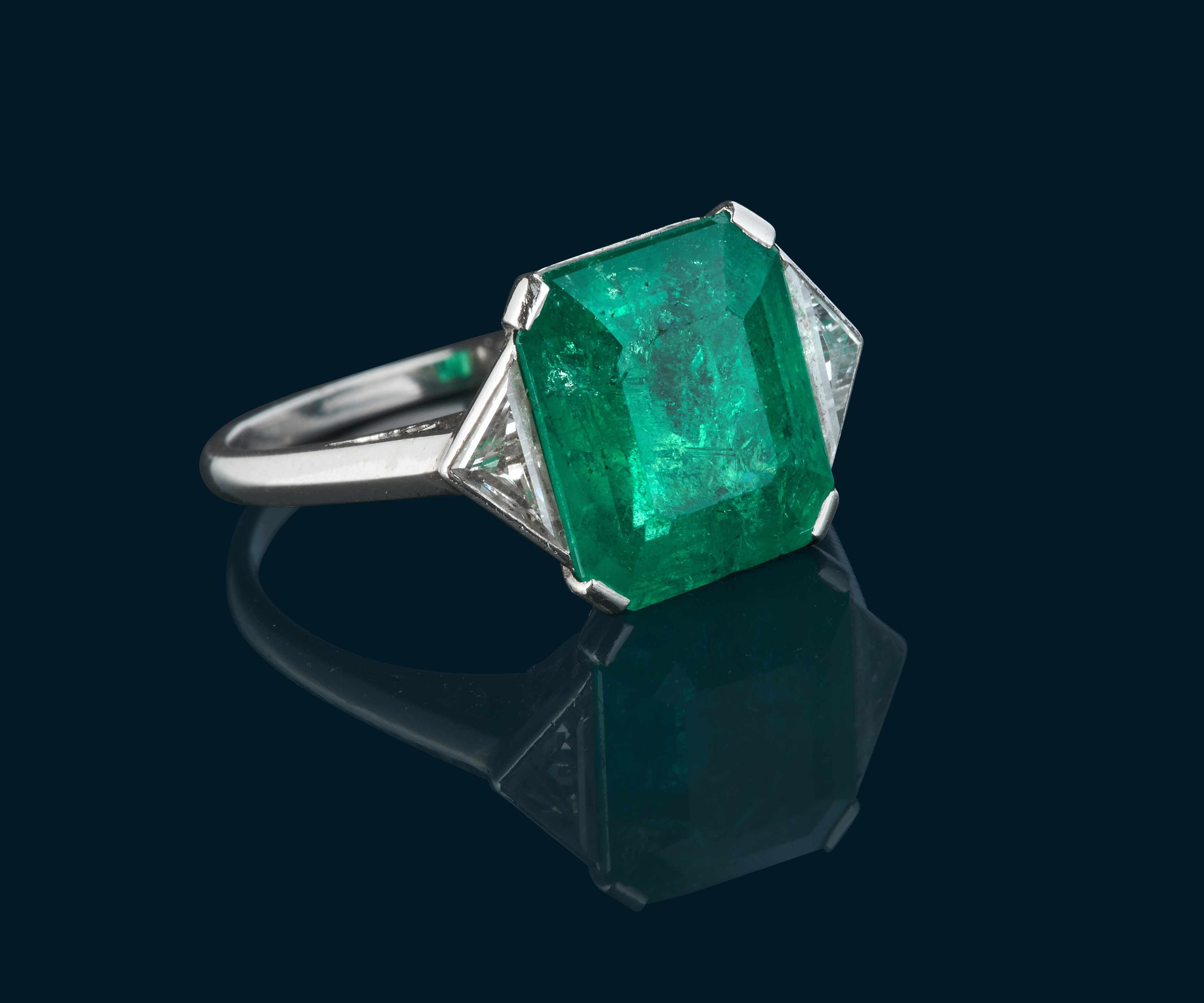 BAGUE en platine (850) centrée d'une émeraude,...