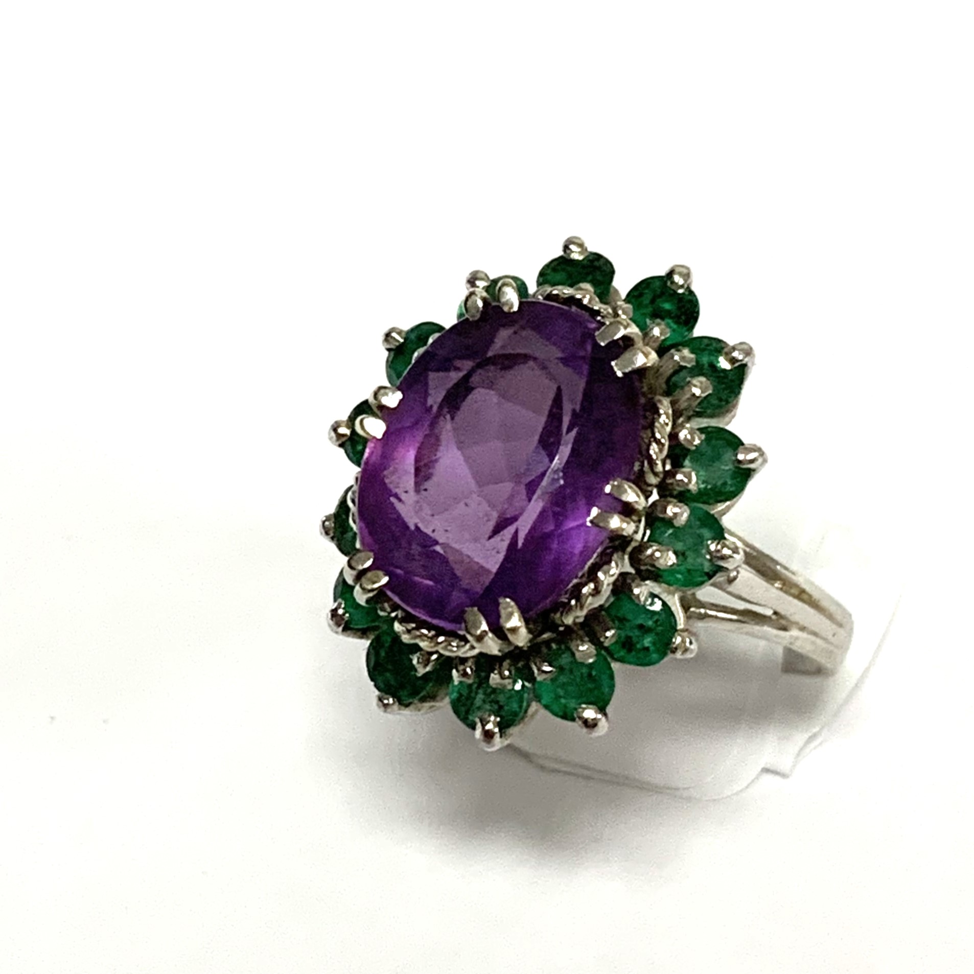 BAGUE en or gris (750) sertie d'une améthyste...