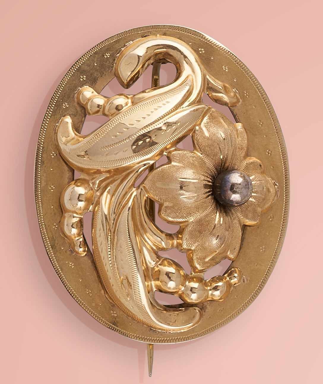 BROCHE ovale en or jaune (750) formant une...