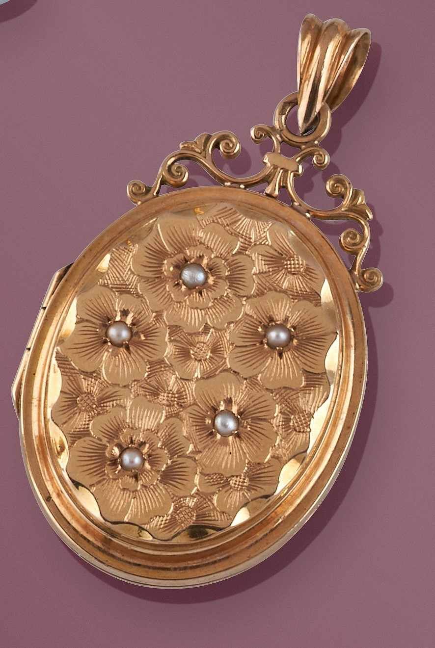 PENDENTIF ovale en or jaune (750) à décor...