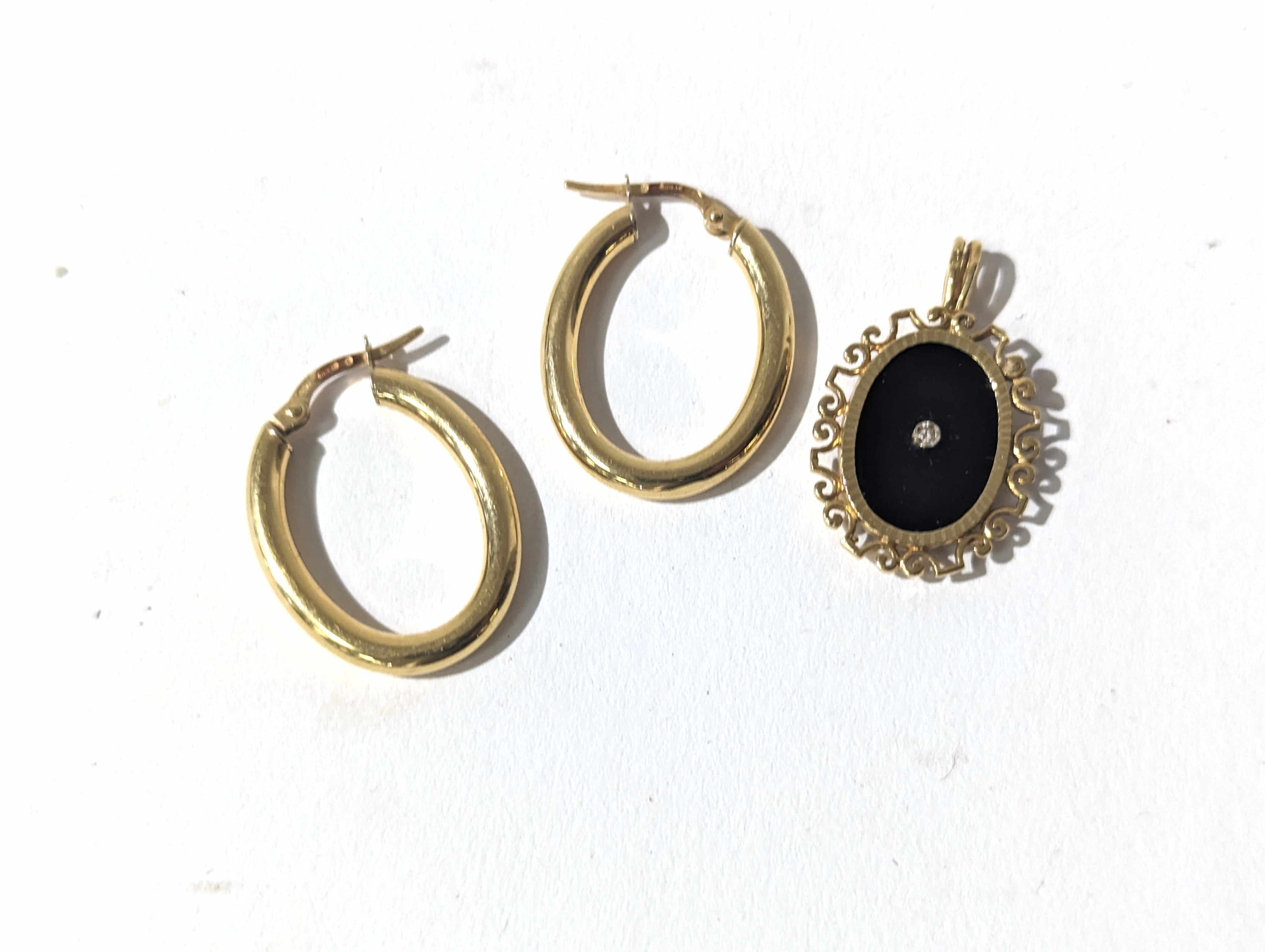 PAIRE DE CRÉOLES ovales en or (750) et PENDENTIF...