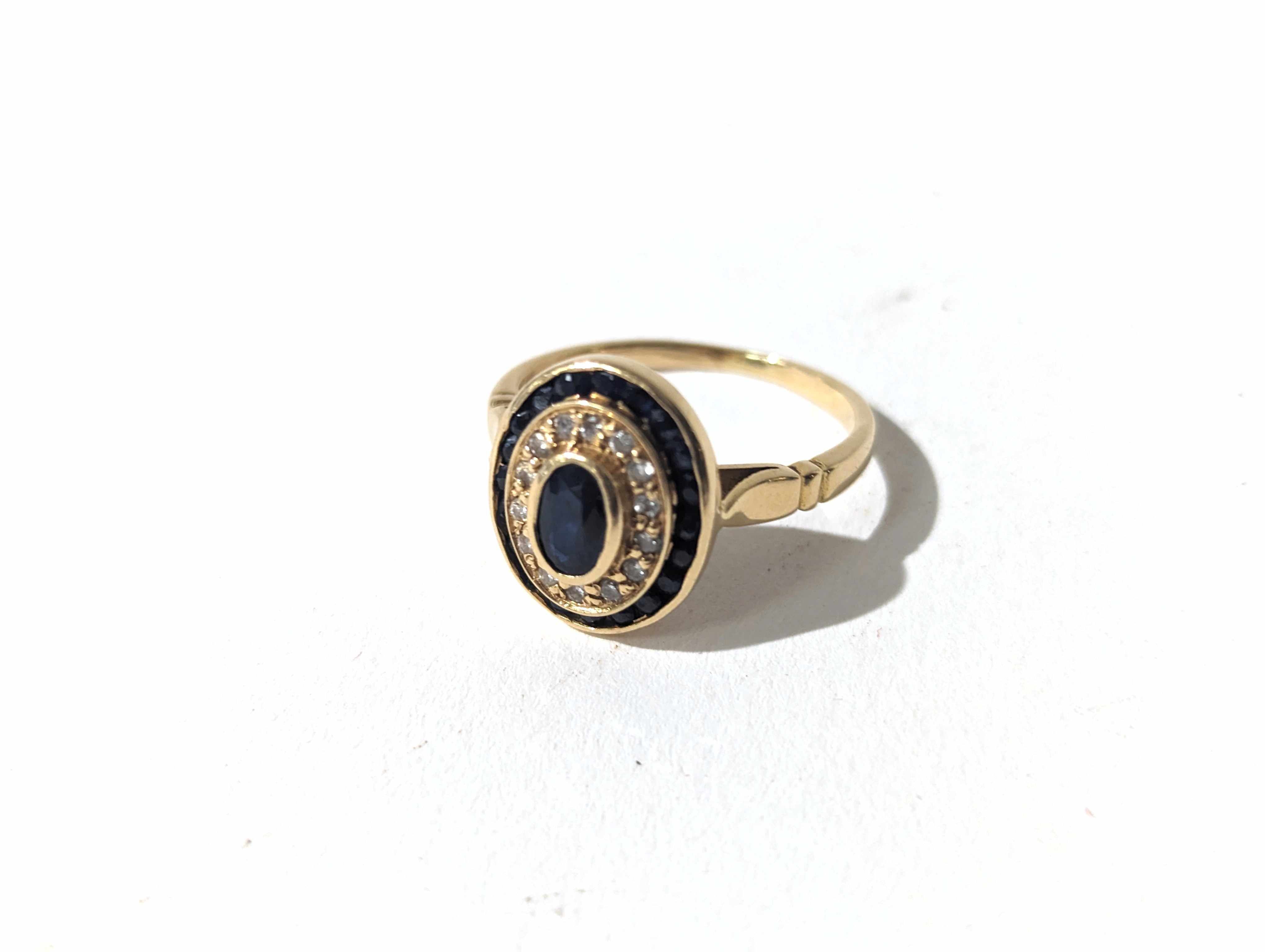 BAGUE en or (750) à châton ovale ornée d...