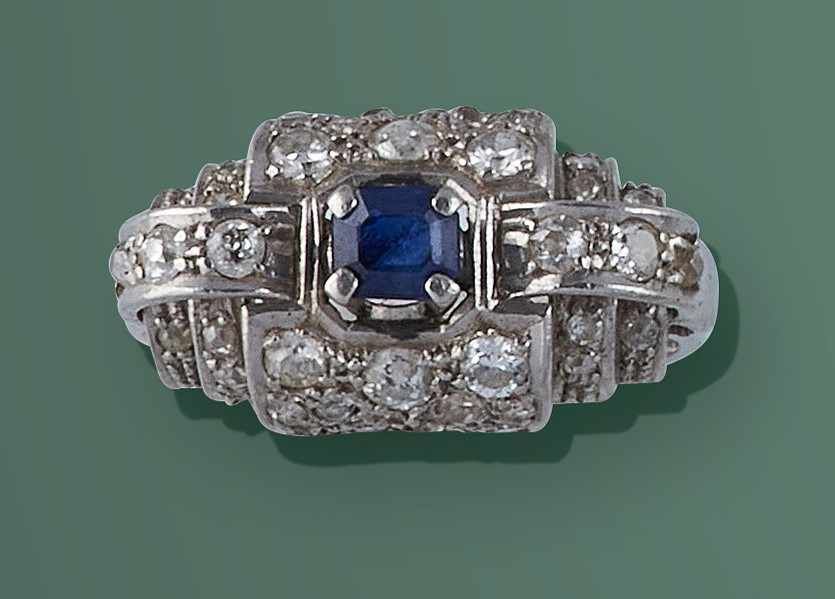 BAGUE en or gris (750) en dôme à décor de...