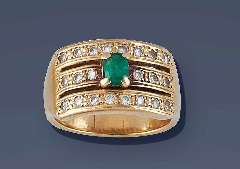 BAGUE en or jaune (750) à décor de trois...