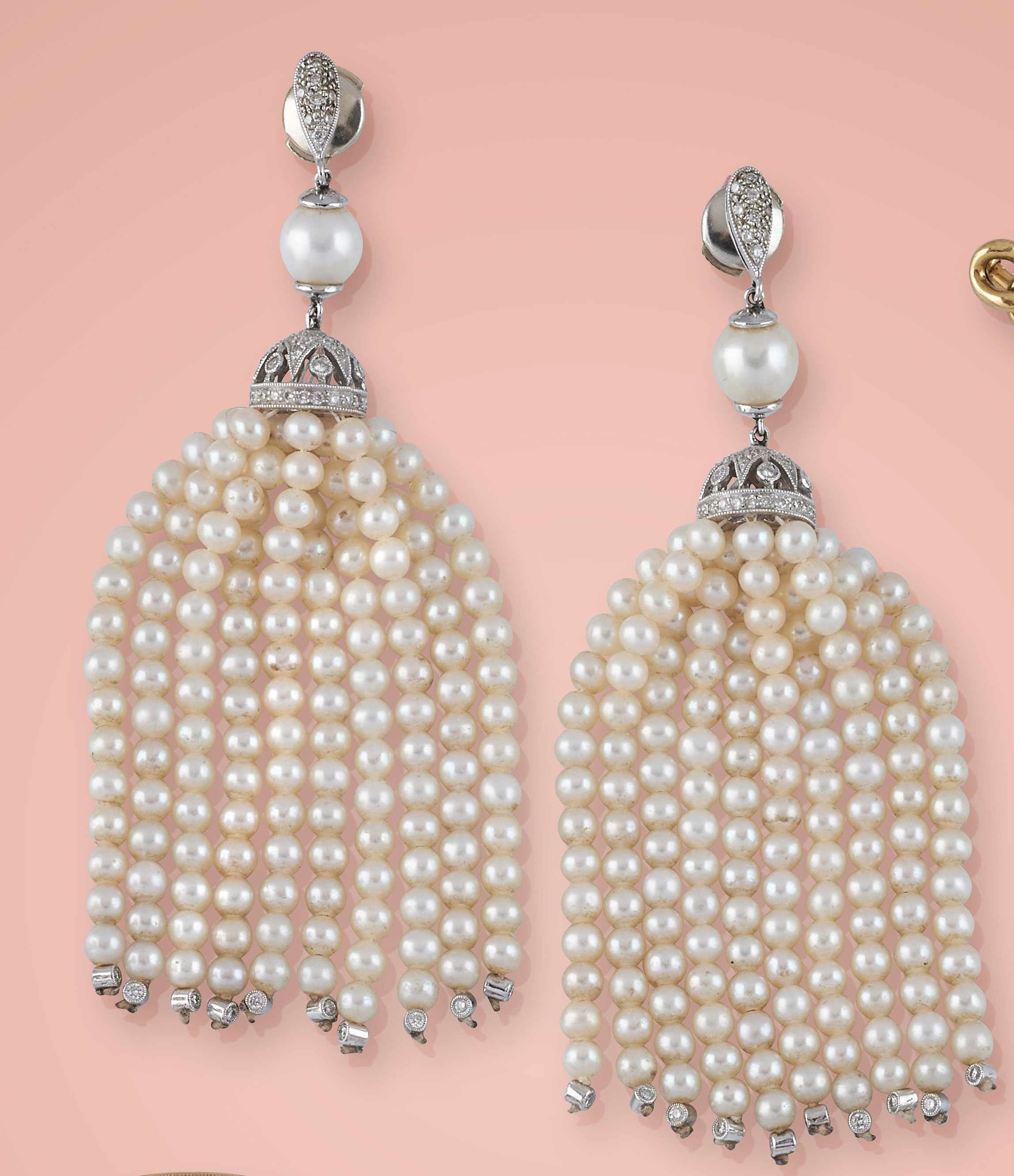 PAIRE DE PENDANTS D'OREILLES en or gris (750)...