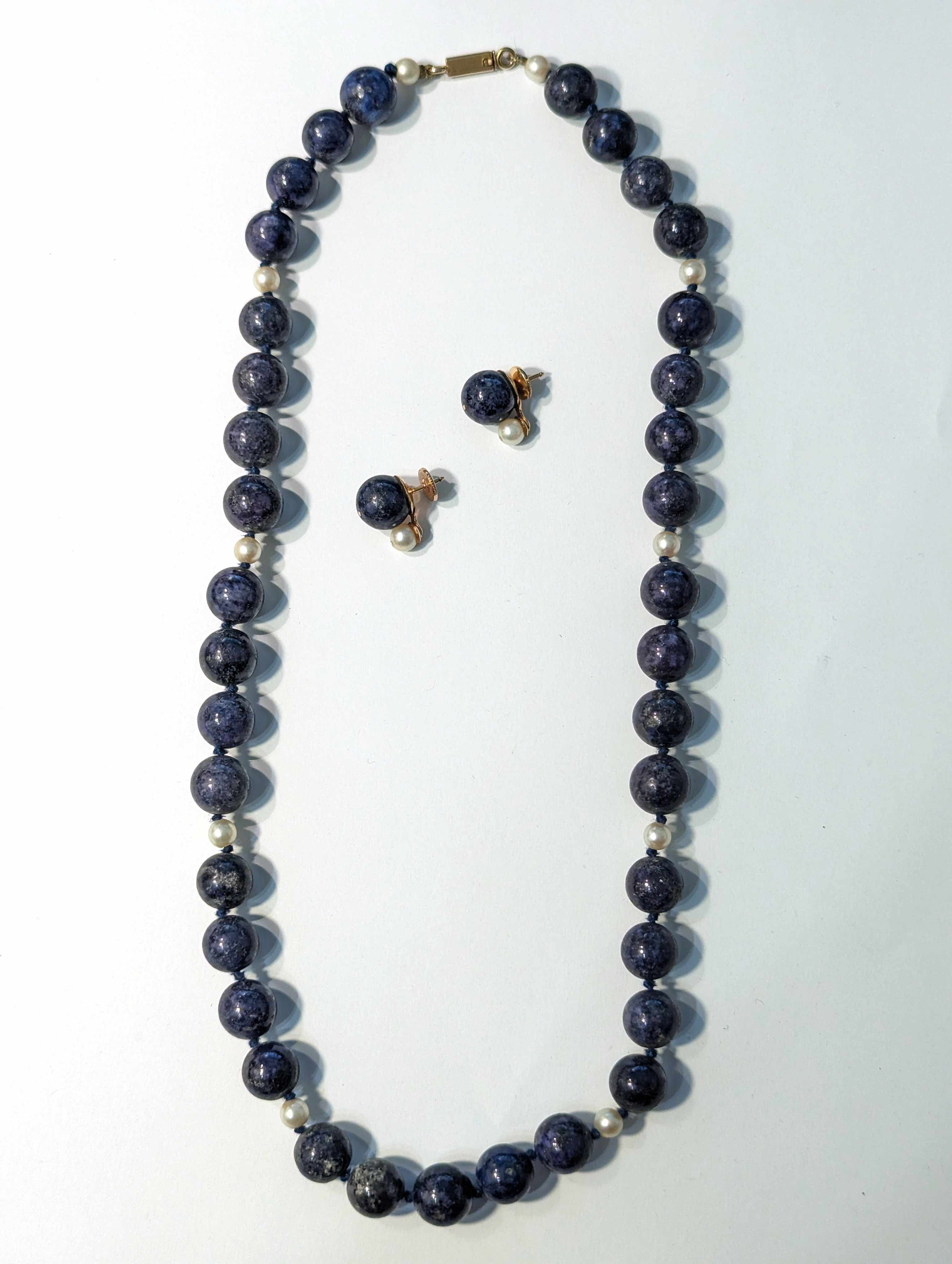 COLLIER en chute de perles de lapis lazuli...