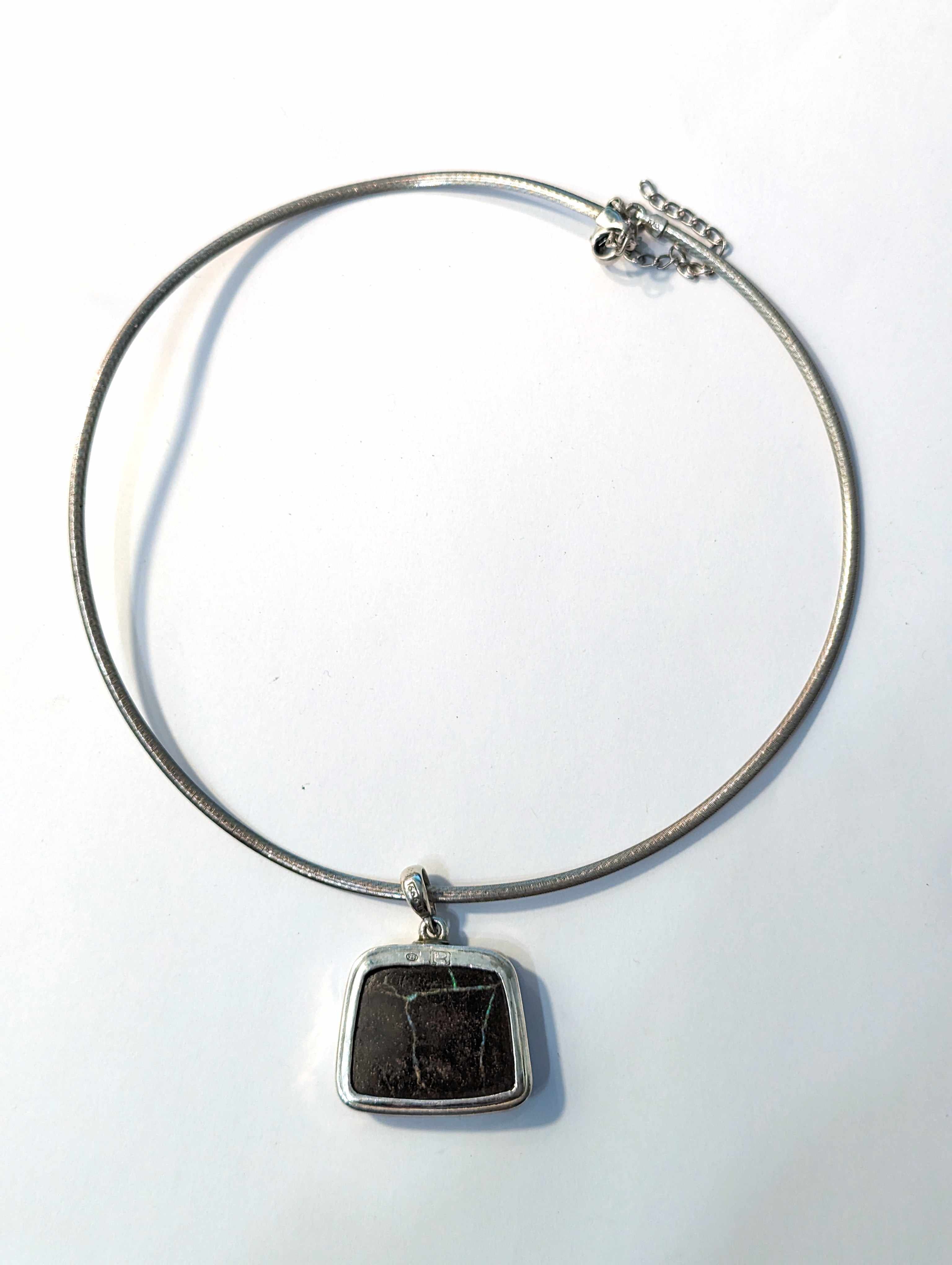 PENDENTIF TRAPEZOIDAL en argent (925) retenant...