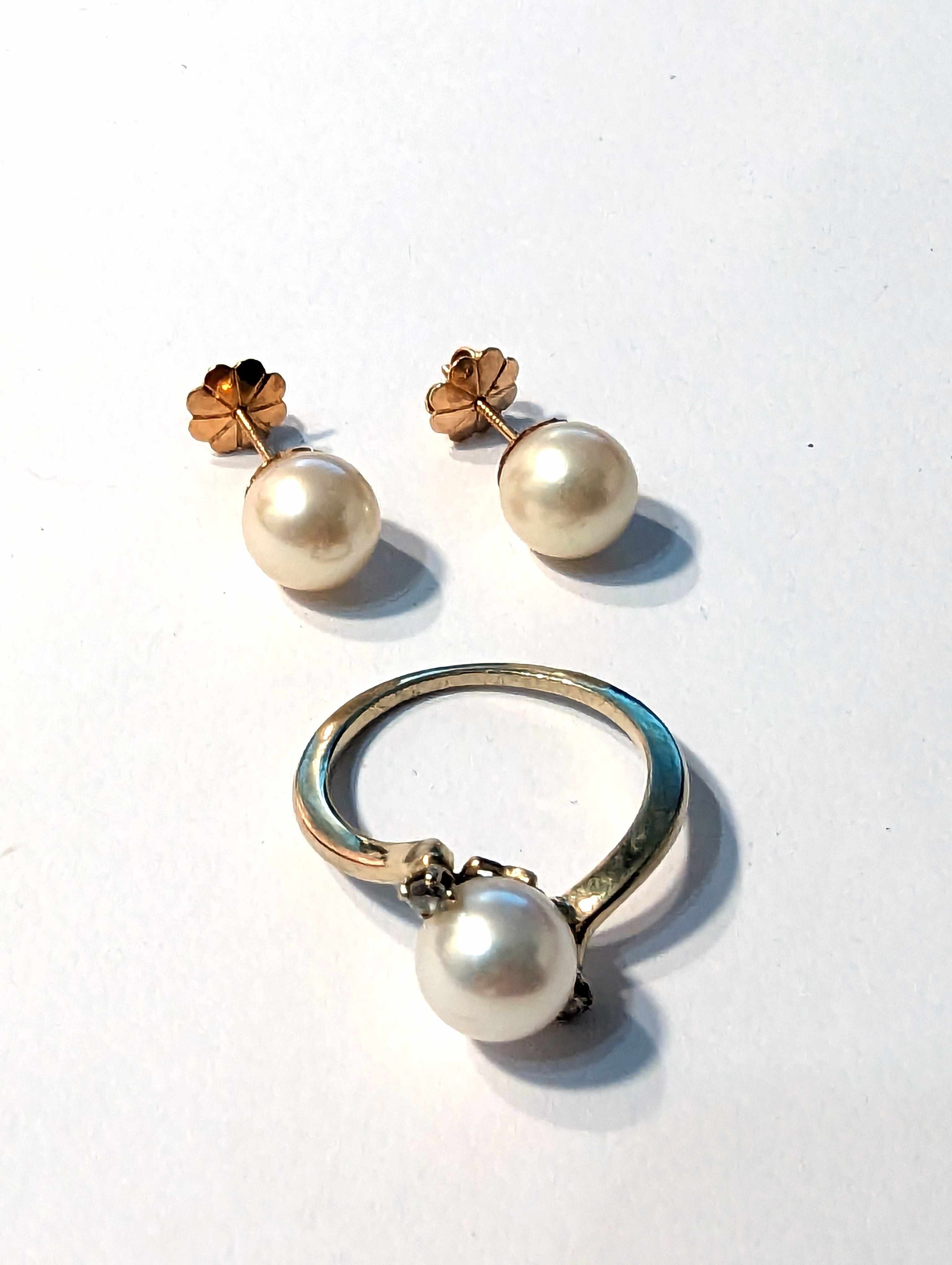 BAGUE en or (750 mm) sertie d'une perle et...