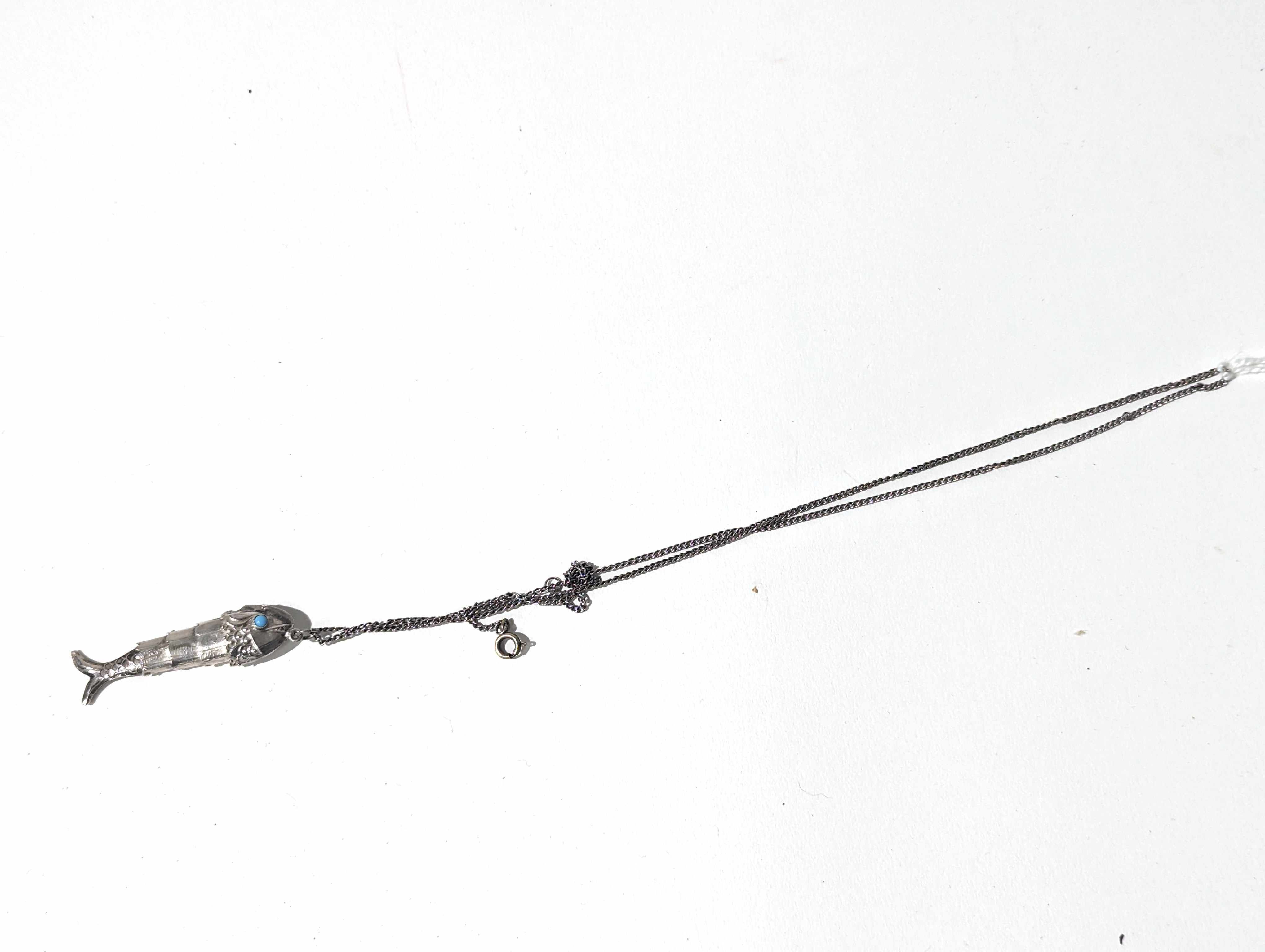 PENDENTIF en argent (950) formant un poisson...