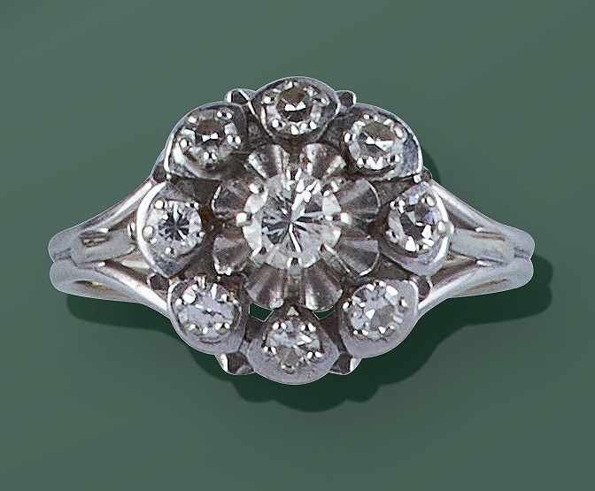 BAGUE type marguerite en or gris (750) ornée...