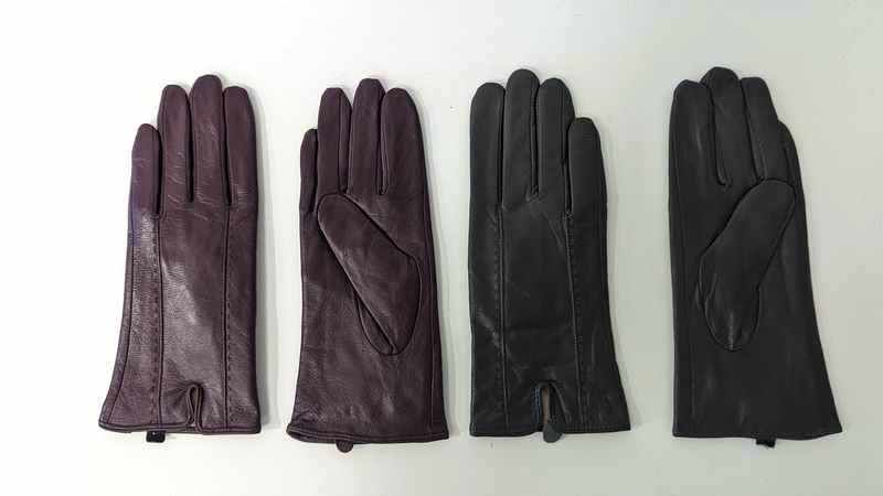 DEUX PAIRES DE GANTS en cuir gris et violet,...