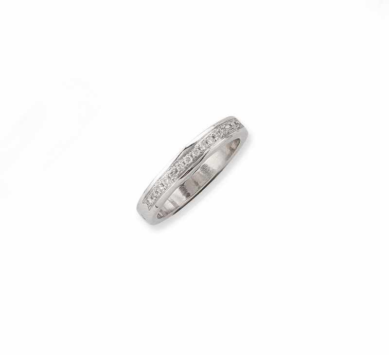 DEMI-ALLIANCE en or gris (750) sertie de...