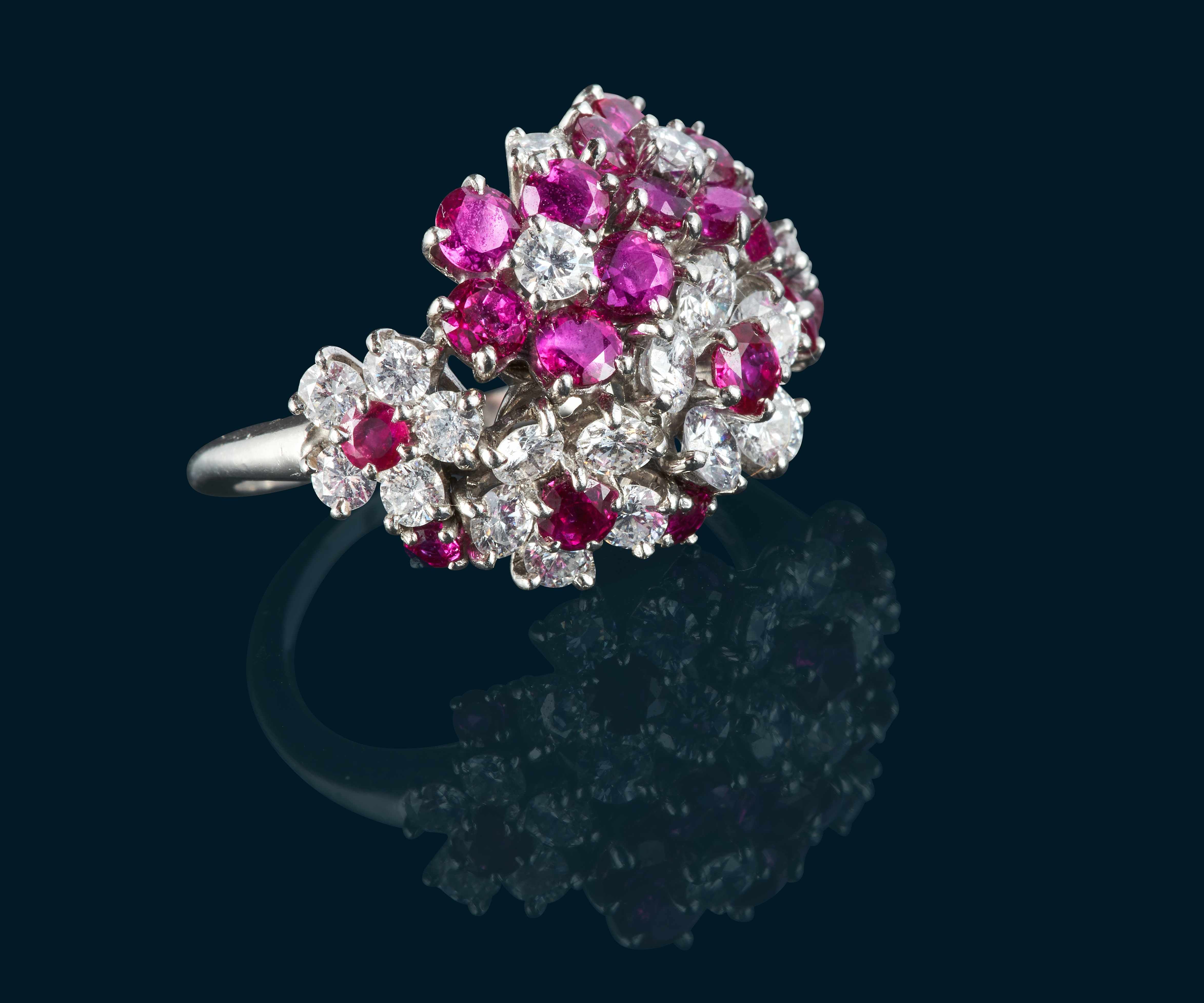 CARTIER BAGUE floral en platine (950) à décor...
