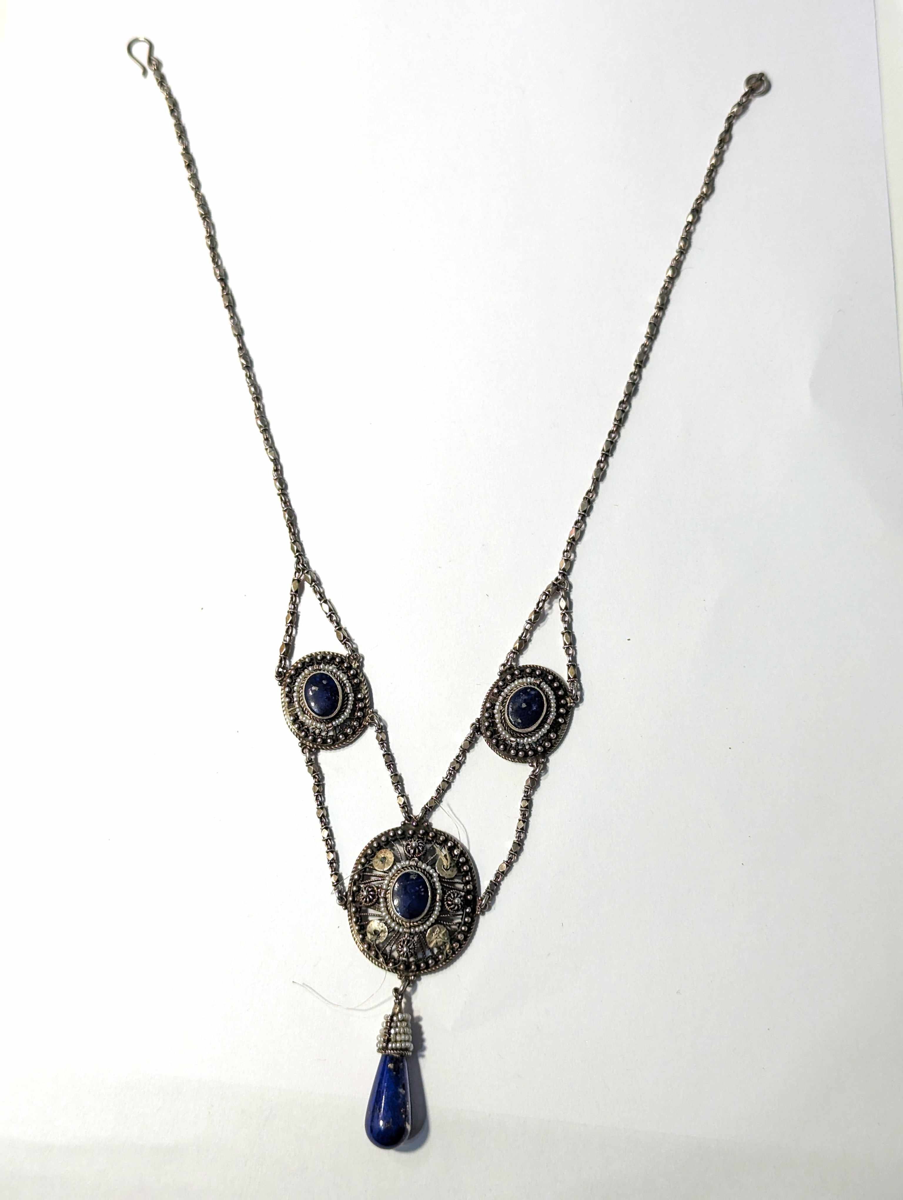 COLLIER en argent (925) à trois médaillons...