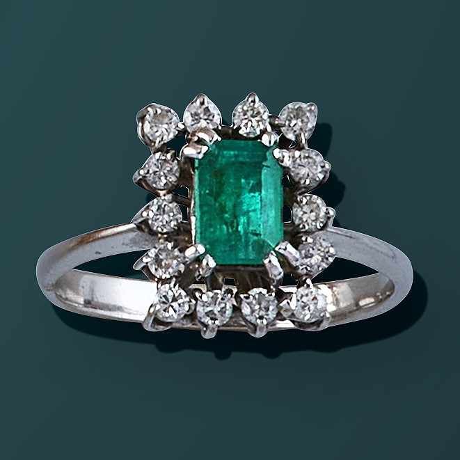 BAGUE en or gris (750) à plateau carré centrée...