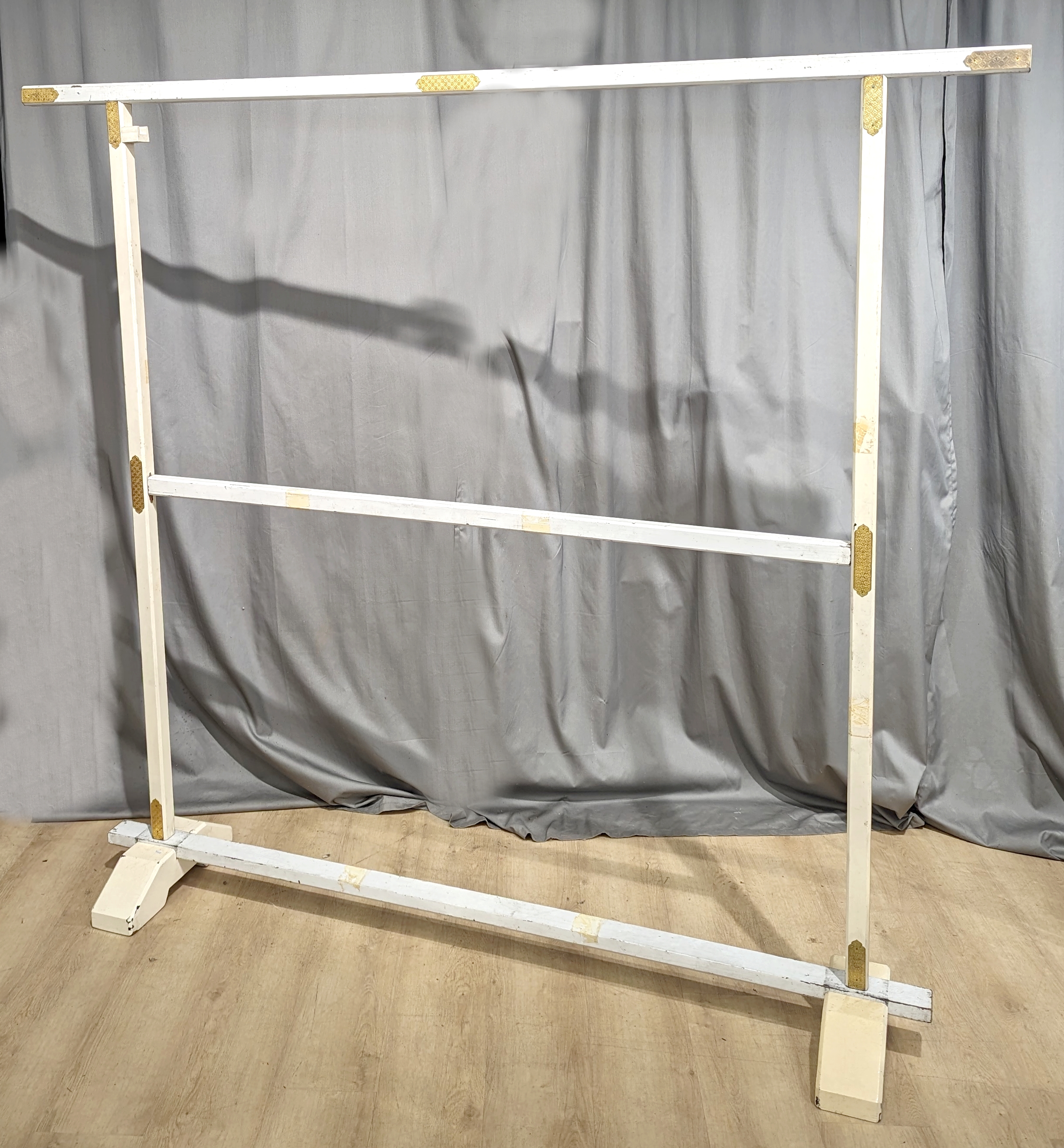 PORTE-KIMONOS à deux barres, en bois laqué...